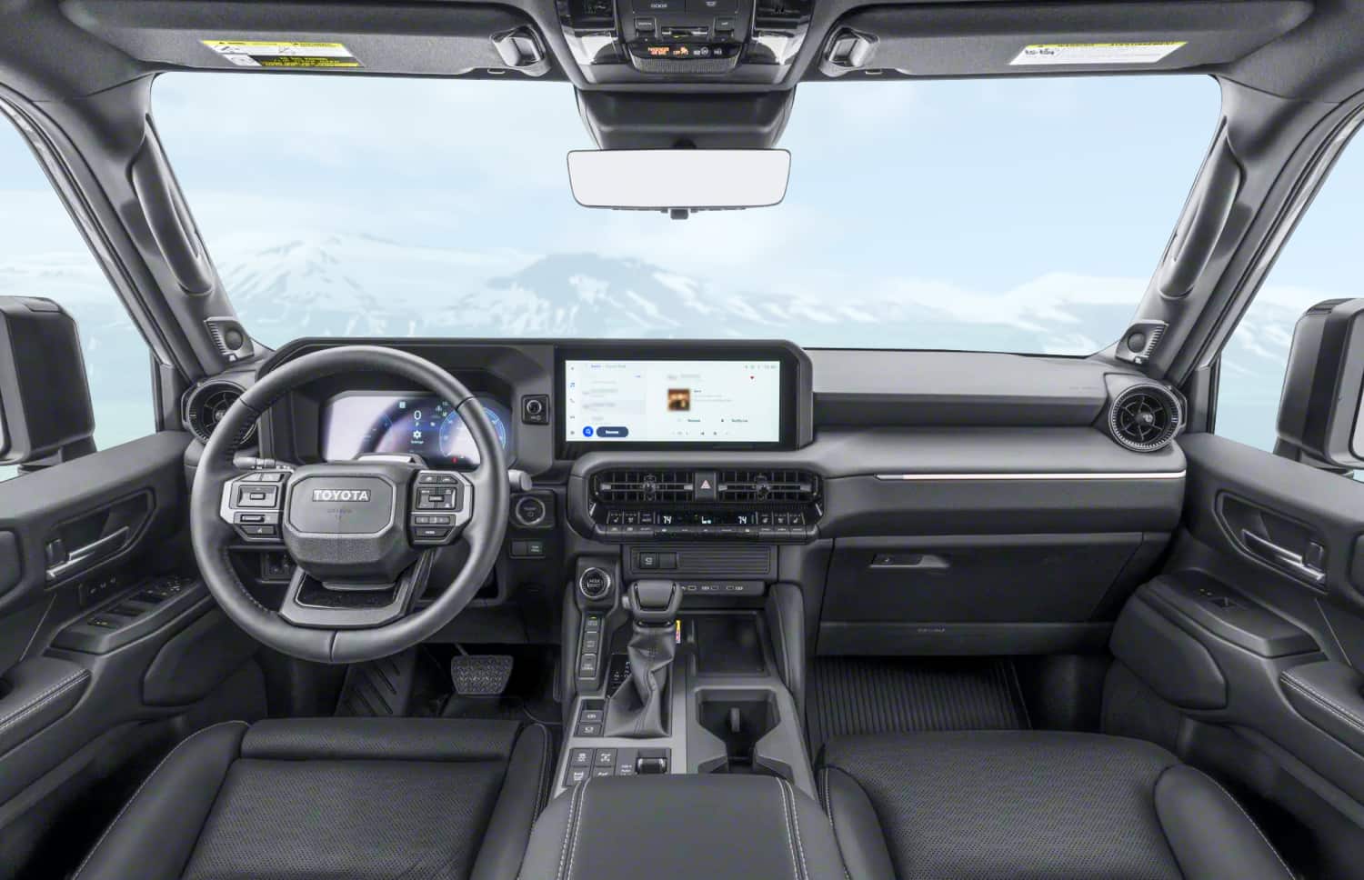 Toyota Land Cruiser 250 bianco, SUV 4x4 con cambio automatico, 7 posti, caricatore USB, Bluetooth e sedili riscaldati; perfetto per le avventure fuoristrada in Islanda.