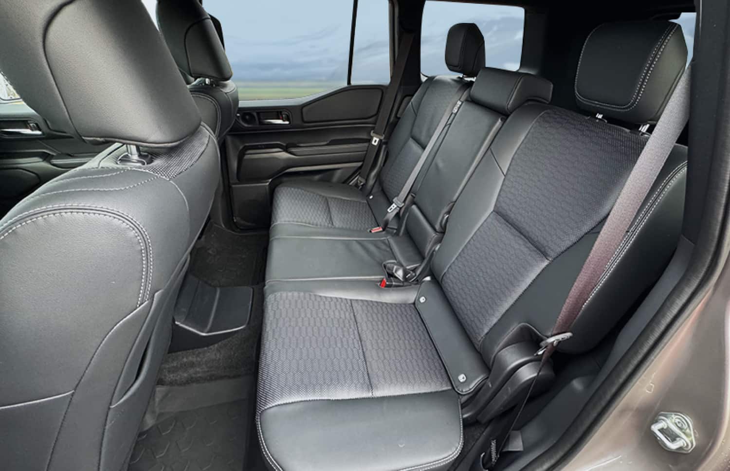Toyota Land Cruiser 250 bianco, SUV 4x4 con cambio automatico, 7 posti, caricatore USB, Bluetooth e sedili riscaldati; perfetto per le avventure fuoristrada in Islanda.