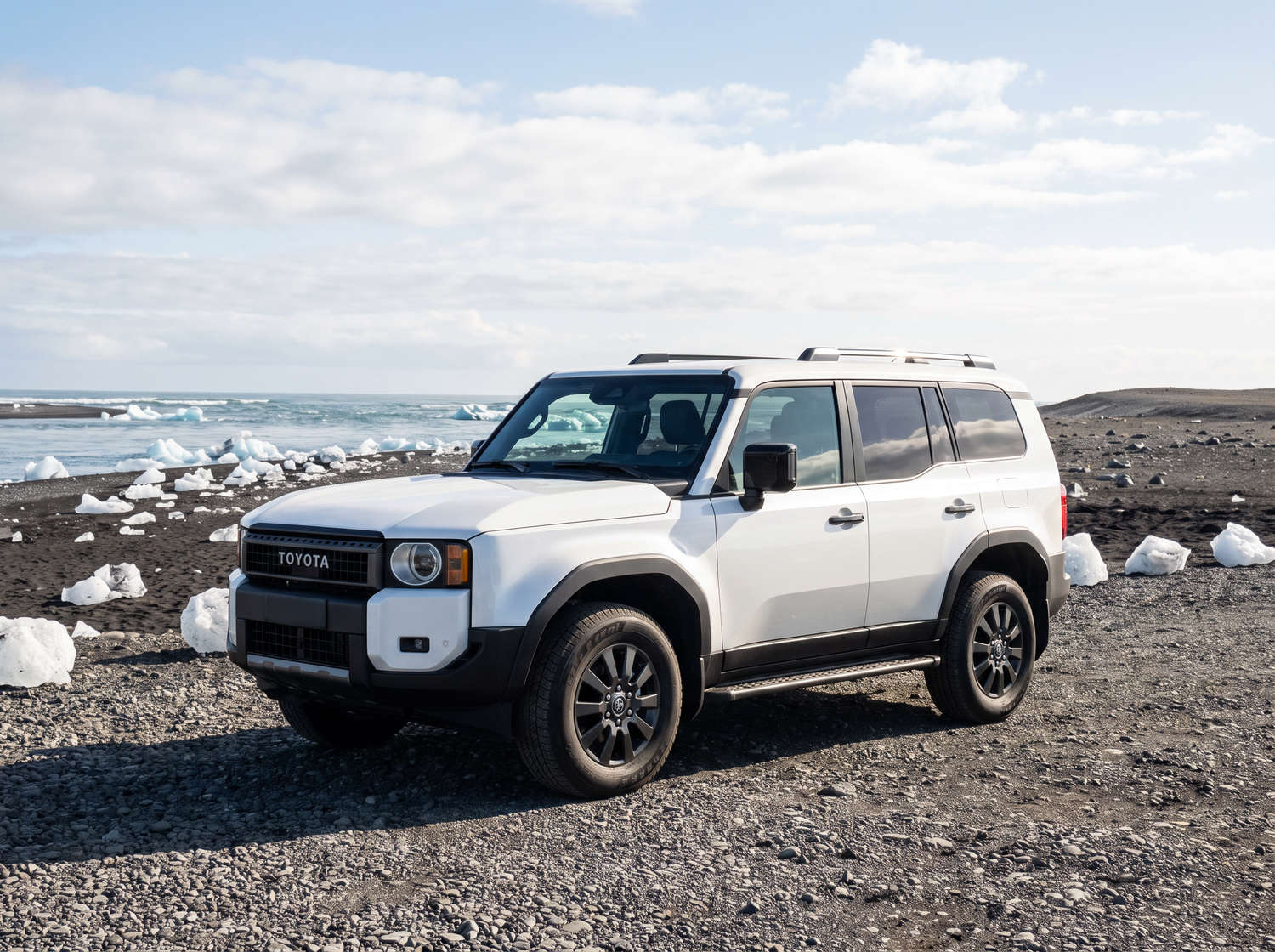 Toyota Land Cruiser 250 bianco, SUV 4x4 con cambio automatico, 7 posti, caricatore USB, Bluetooth e sedili riscaldati; perfetto per le avventure fuoristrada in Islanda.