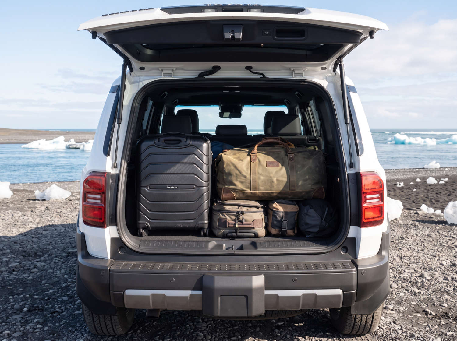 Toyota Land Cruiser 250 bianco, SUV 4x4 con cambio automatico, 7 posti, caricatore USB, Bluetooth e sedili riscaldati; perfetto per le avventure fuoristrada in Islanda.