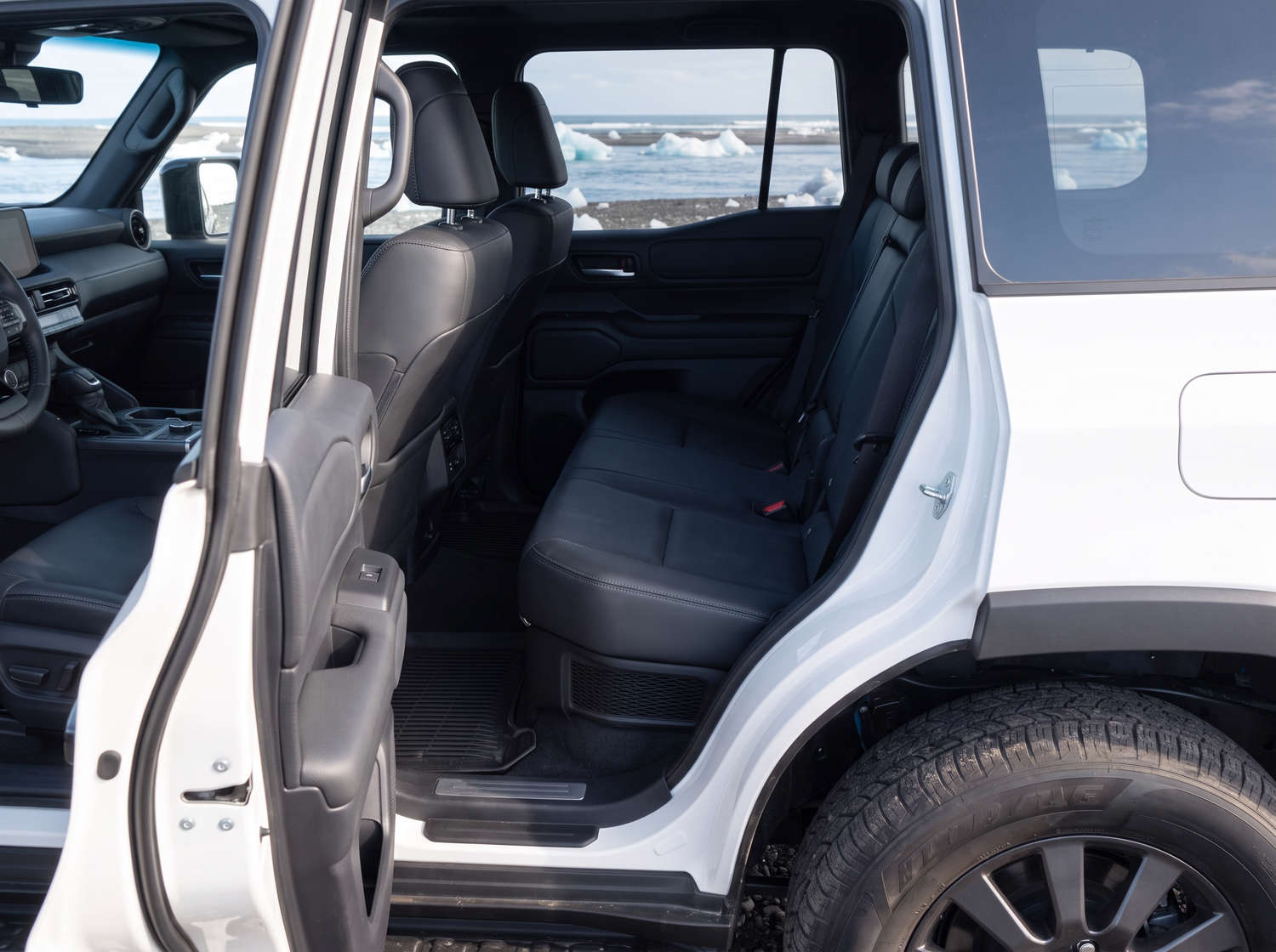 Toyota Land Cruiser 250 bianco, SUV 4x4 con cambio automatico, 7 posti, caricatore USB, Bluetooth e sedili riscaldati; perfetto per le avventure fuoristrada in Islanda.