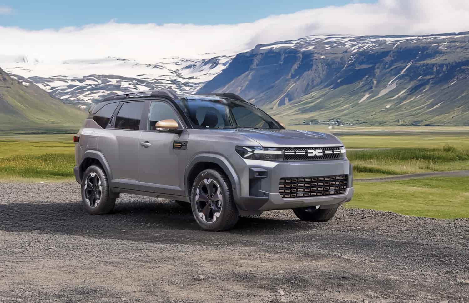 Dacia Bigster blu con cambio manuale e trazione integrale, 5 posti e spazio per 4 bagagli, progettato per le strade impervie dell’Islanda con il massimo comfort.