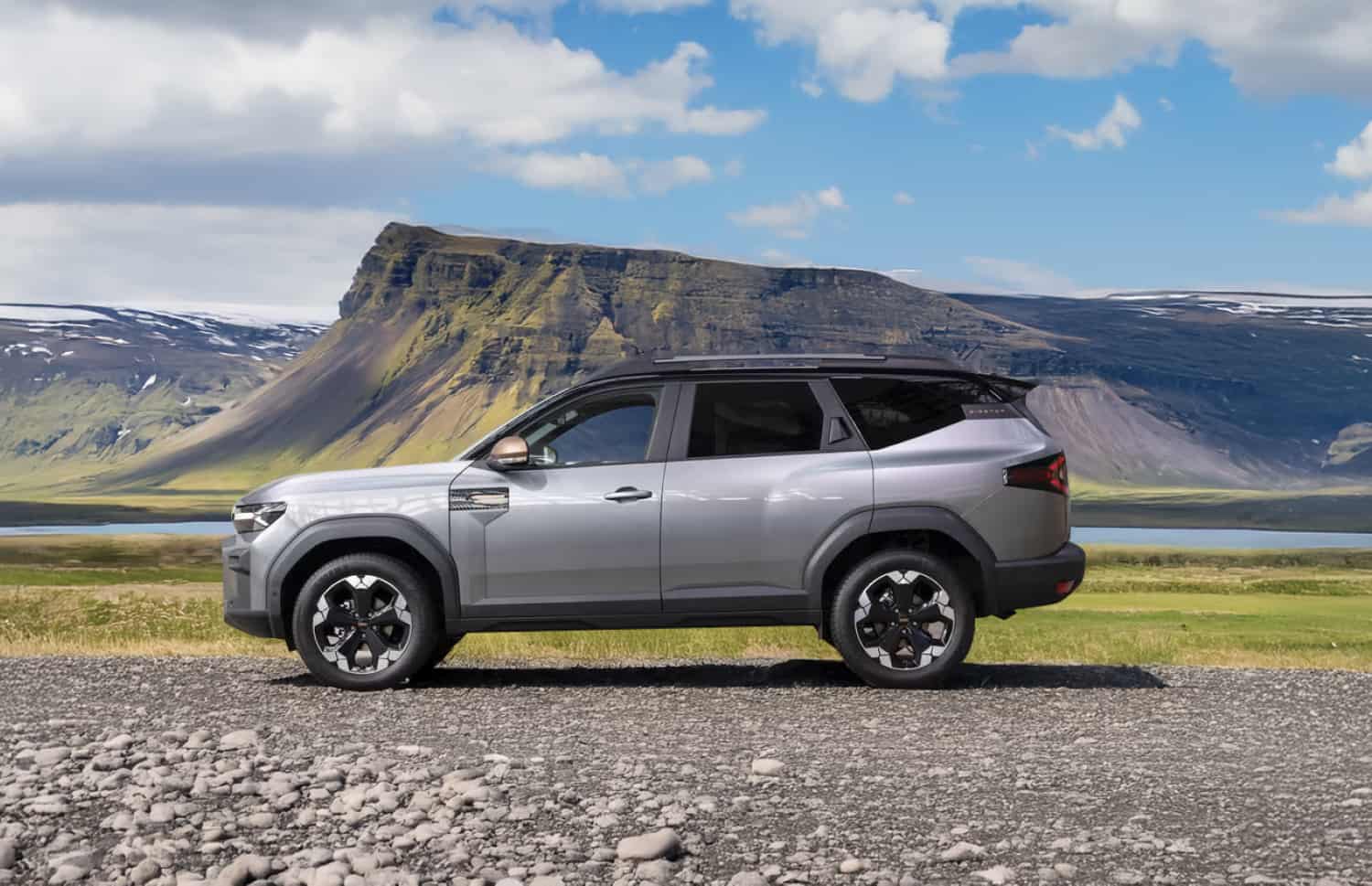 Dacia Bigster blu con cambio manuale e trazione integrale, 5 posti e spazio per 4 bagagli, progettato per le strade impervie dell’Islanda con il massimo comfort.