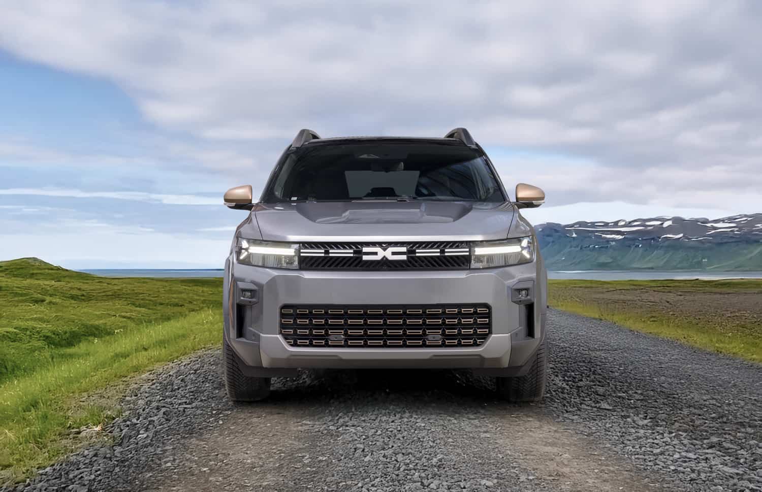 Dacia Bigster blu con cambio manuale e trazione integrale, 5 posti e spazio per 4 bagagli, progettato per le strade impervie dell’Islanda con il massimo comfort.