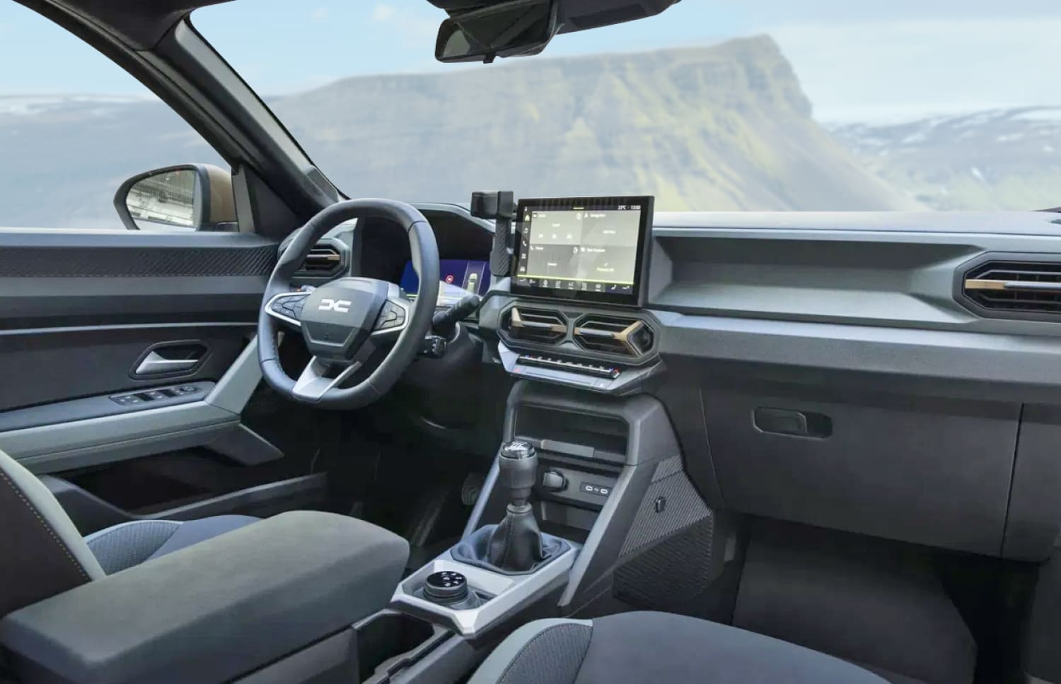 Dacia Bigster blu con cambio manuale e trazione integrale, 5 posti e spazio per 4 bagagli, progettato per le strade impervie dell’Islanda con il massimo comfort.