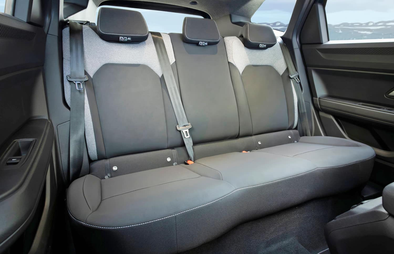 Dacia Bigster blu con cambio manuale e trazione integrale, 5 posti e spazio per 4 bagagli, progettato per le strade impervie dell’Islanda con il massimo comfort.