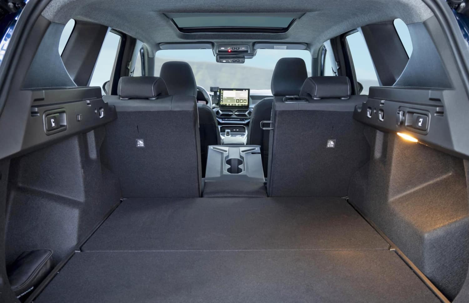 Dacia Bigster blu con cambio manuale e trazione integrale, 5 posti e spazio per 4 bagagli, progettato per le strade impervie dell’Islanda con il massimo comfort.