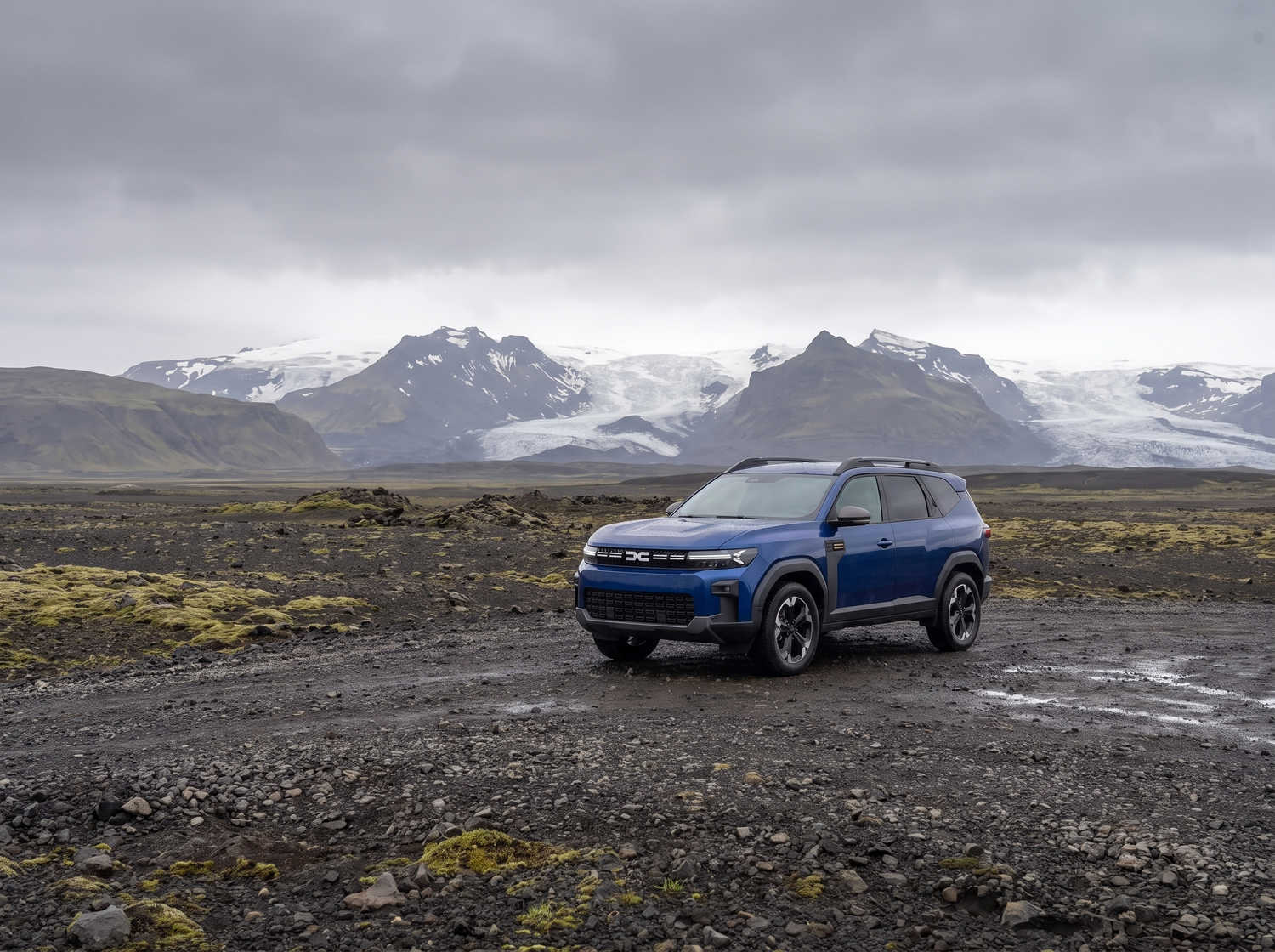 Dacia Bigster blu con cambio manuale e trazione integrale, 5 posti e spazio per 4 bagagli, progettato per le strade impervie dell’Islanda con il massimo comfort.