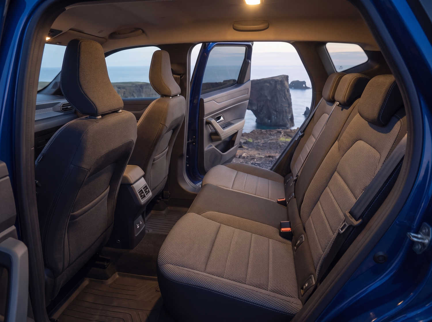 Dacia Bigster blu con cambio manuale e trazione integrale, 5 posti e spazio per 4 bagagli, progettato per le strade impervie dell’Islanda con il massimo comfort.