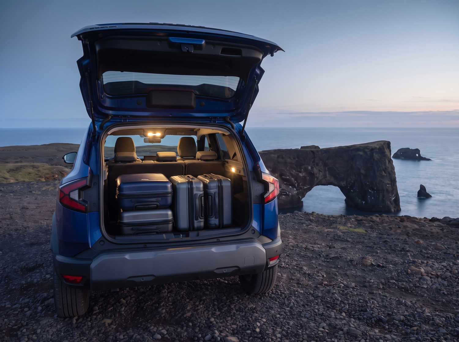 Dacia Bigster blu con cambio manuale e trazione integrale, 5 posti e spazio per 4 bagagli, progettato per le strade impervie dell’Islanda con il massimo comfort.