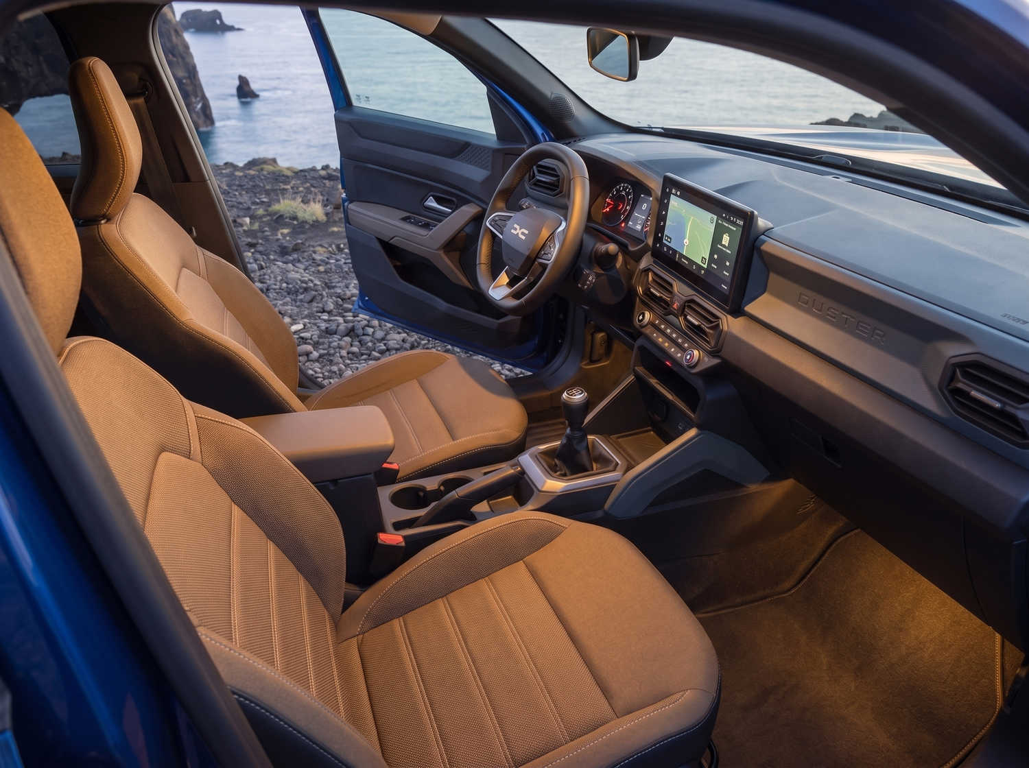 Dacia Bigster blu con cambio manuale e trazione integrale, 5 posti e spazio per 4 bagagli, progettato per le strade impervie dell’Islanda con il massimo comfort.