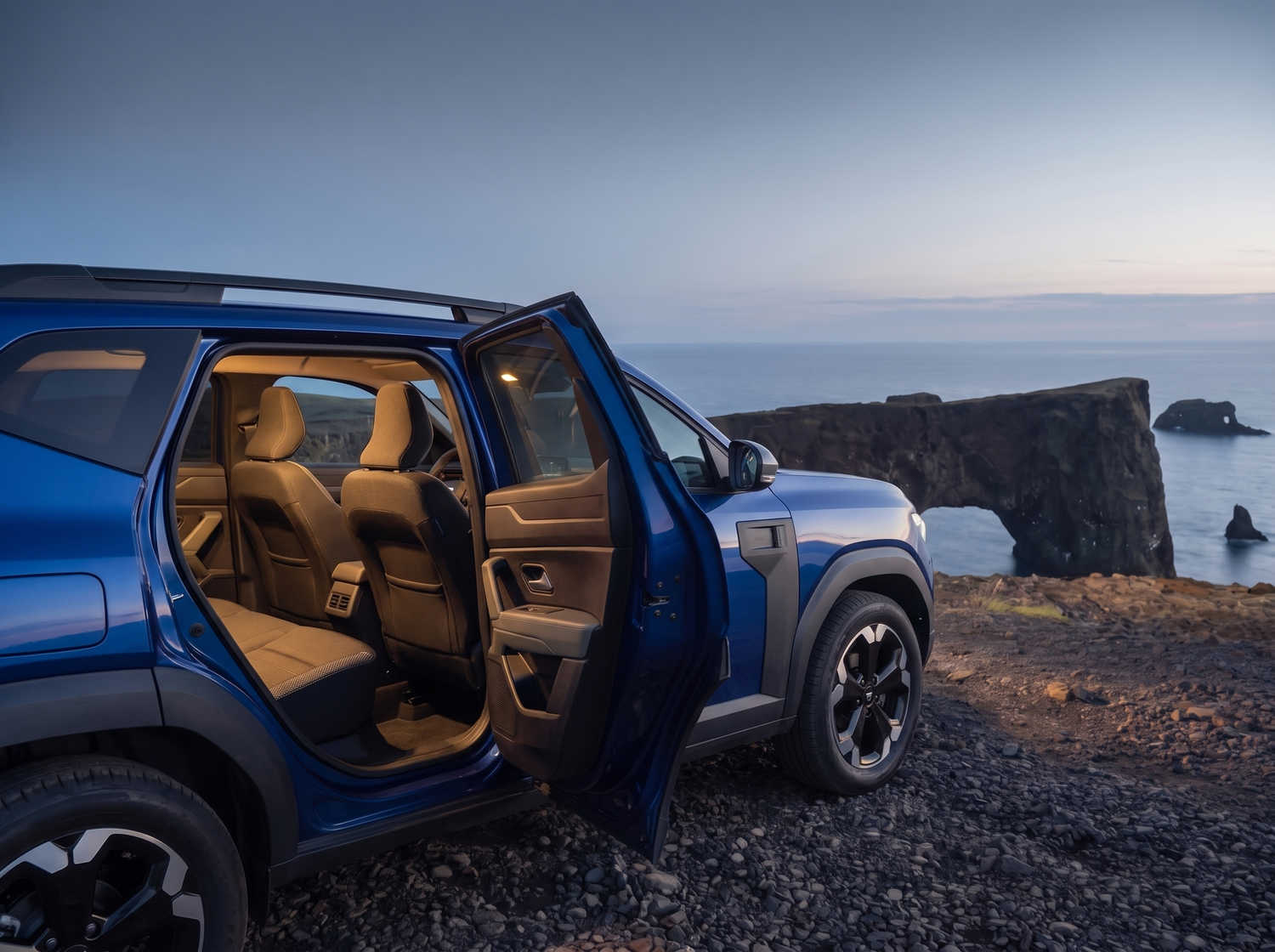 Dacia Bigster blu con cambio manuale e trazione integrale, 5 posti e spazio per 4 bagagli, progettato per le strade impervie dell’Islanda con il massimo comfort.