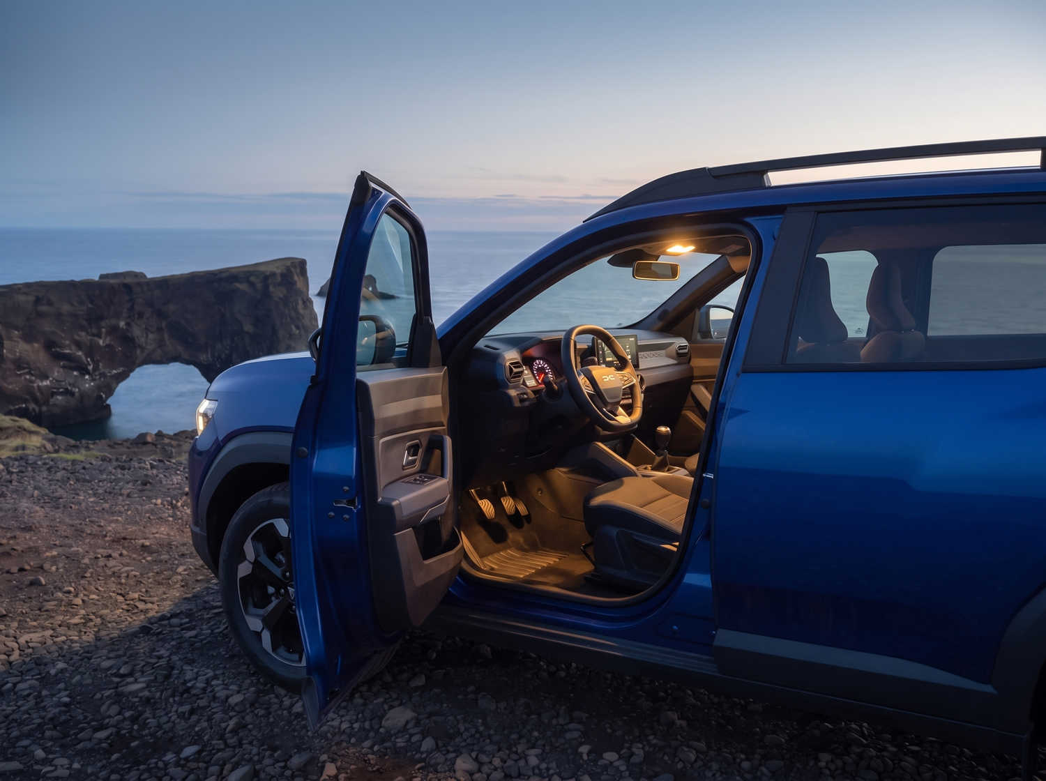 Dacia Bigster blu con cambio manuale e trazione integrale, 5 posti e spazio per 4 bagagli, progettato per le strade impervie dell’Islanda con il massimo comfort.