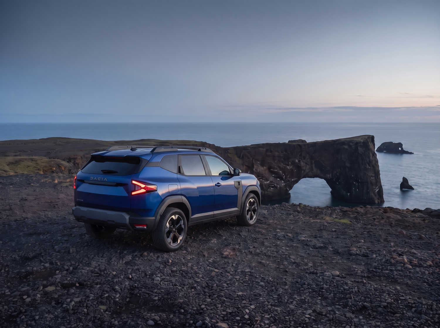 Dacia Bigster blu con cambio manuale e trazione integrale, 5 posti e spazio per 4 bagagli, progettato per le strade impervie dell’Islanda con il massimo comfort.
