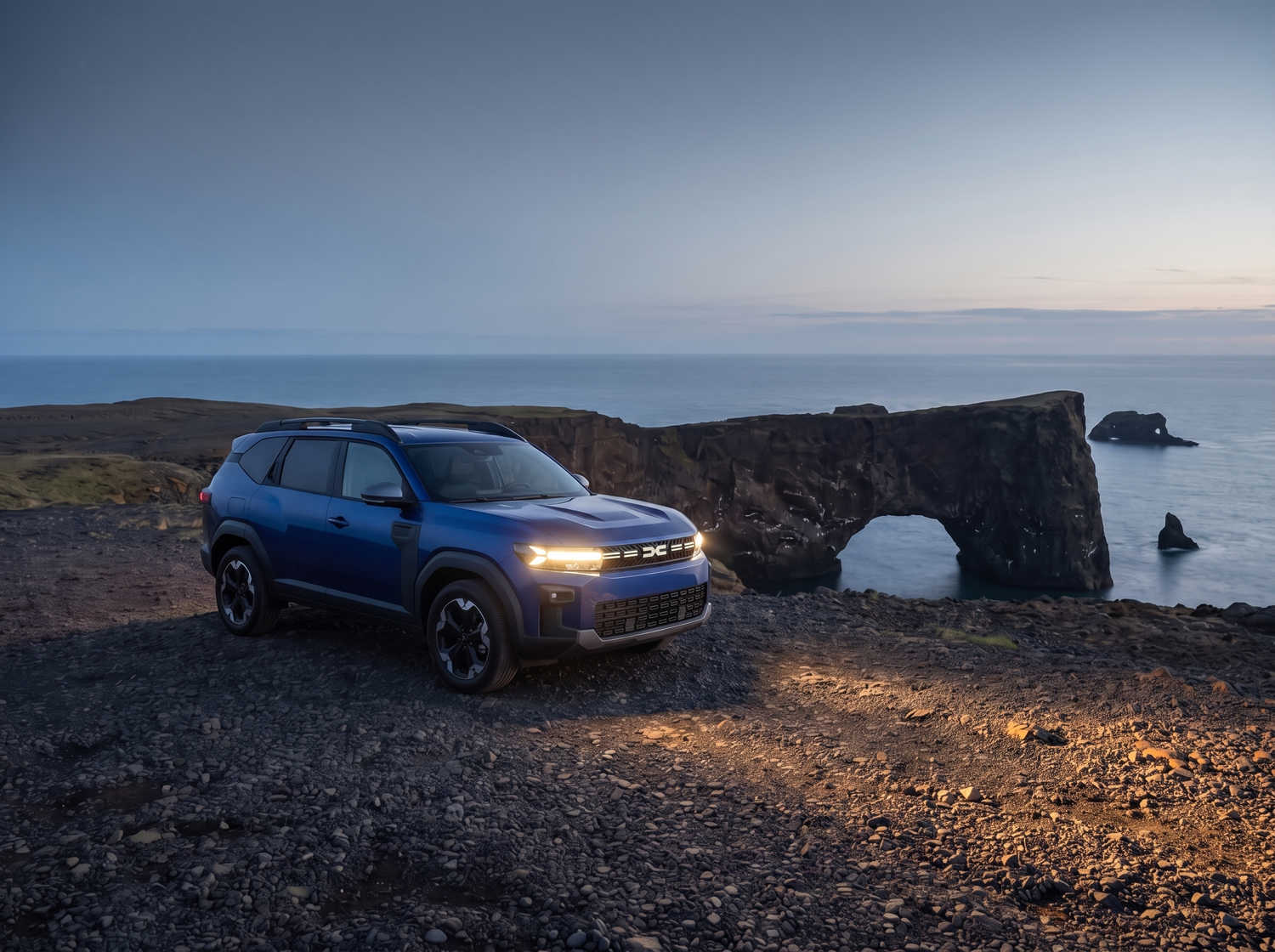 Dacia Bigster blu con cambio manuale e trazione integrale, 5 posti e spazio per 4 bagagli, progettato per le strade impervie dell’Islanda con il massimo comfort.