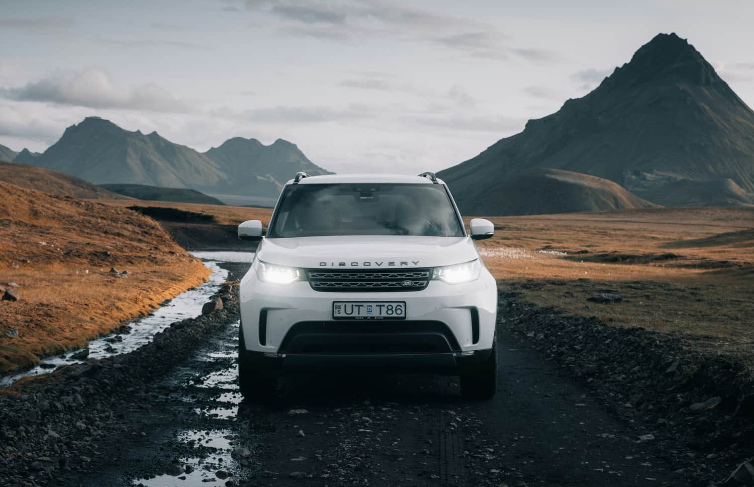 Land Rover Discovery 5 argento, SUV 4x4 con cambio automatico, 5 posti, GPS, retrocamera, caricatore USB, Bluetooth e sedili riscaldati; ideale per viaggiare in Islanda.
