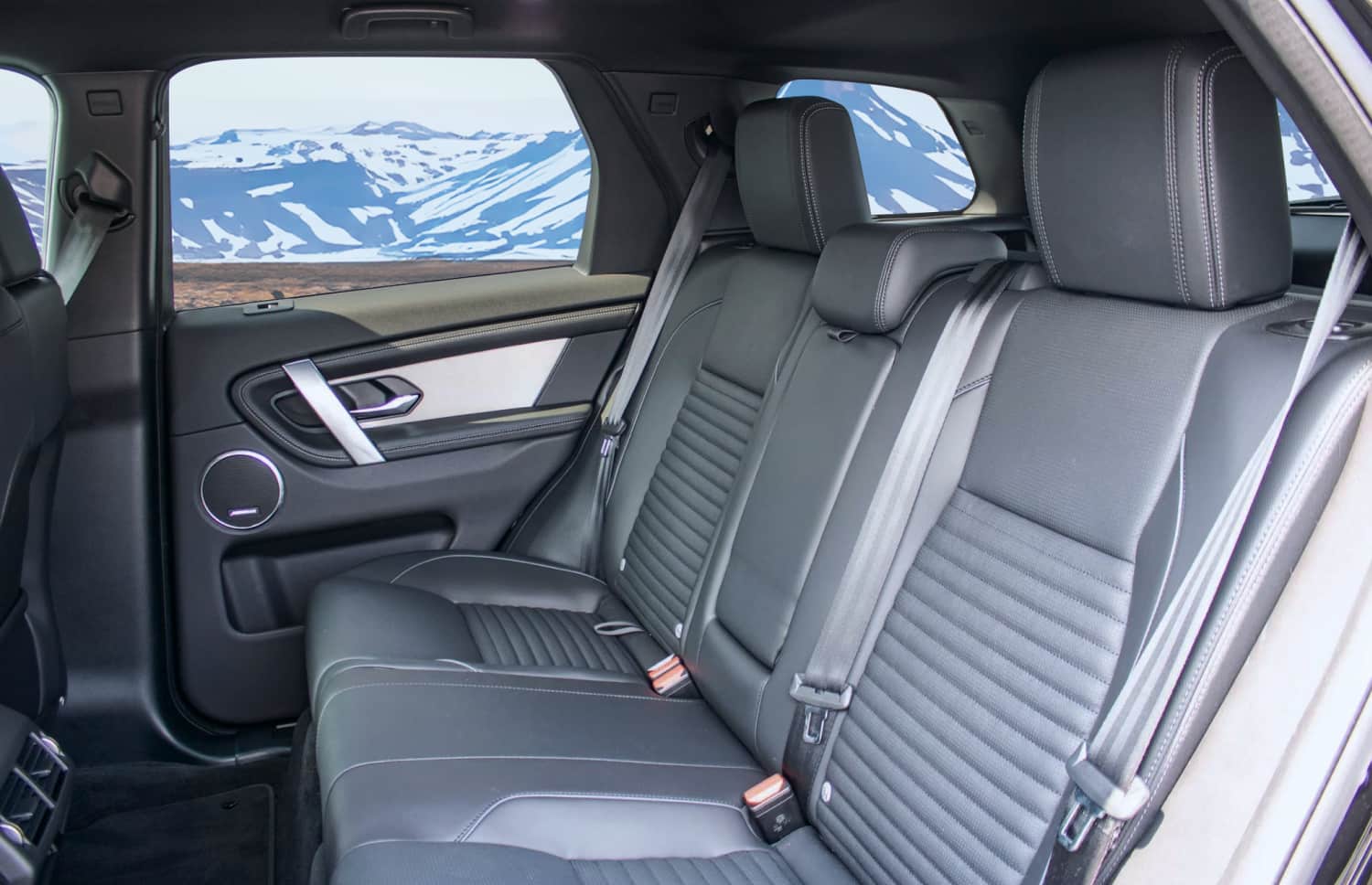 Land Rover Discovery 5 argento, SUV 4x4 con cambio automatico, 5 posti, GPS, retrocamera, caricatore USB, Bluetooth e sedili riscaldati; ideale per viaggiare in Islanda.
