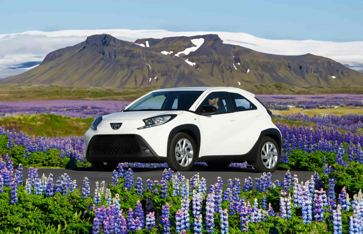 Toyota Aygo compatta grigio metallizzato con cambio manuale, perfetta per 4 passeggeri, ideale per la guida in città in Islanda.