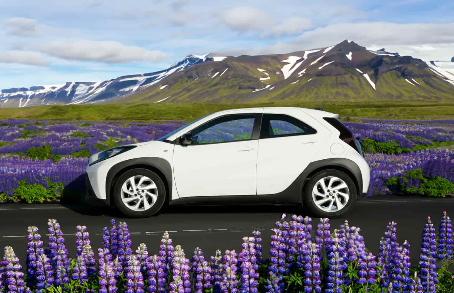 Toyota Aygo compatta grigio metallizzato con cambio manuale, perfetta per 4 passeggeri, ideale per la guida in città in Islanda.