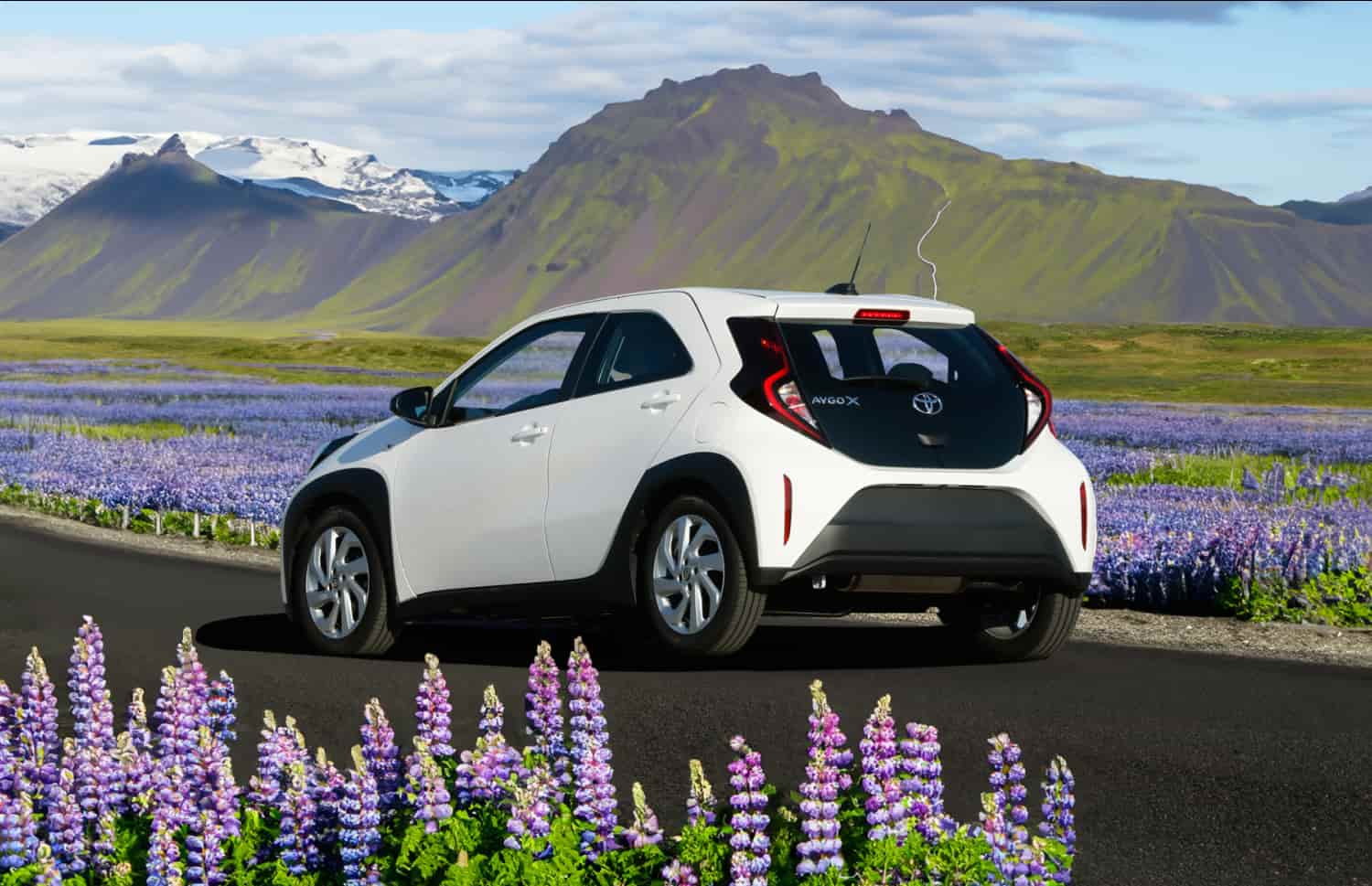 Toyota Aygo compatta grigio metallizzato con cambio manuale, perfetta per 4 passeggeri, ideale per la guida in città in Islanda.