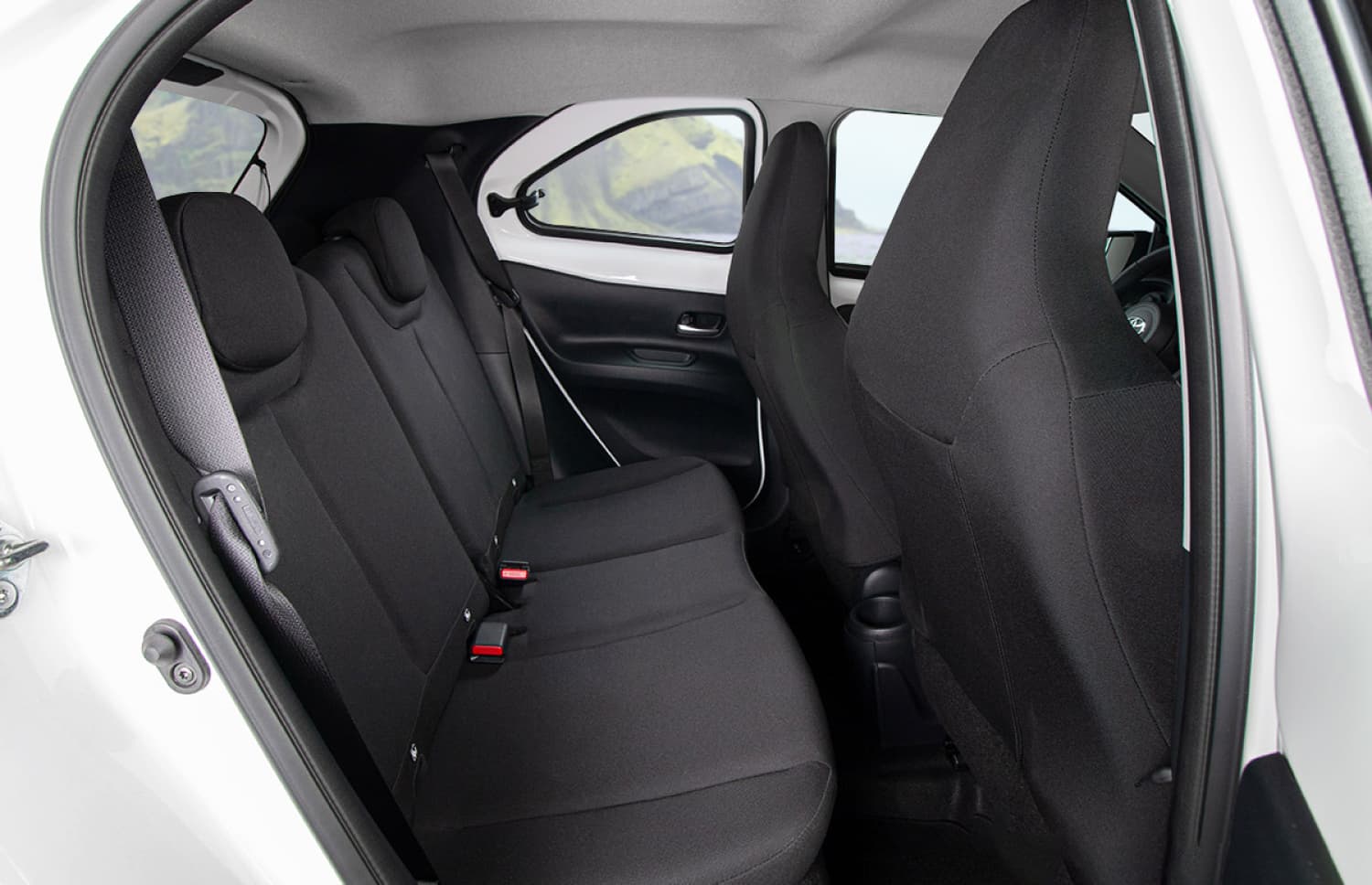 Toyota Aygo compatta grigio metallizzato con cambio manuale, perfetta per 4 passeggeri, ideale per la guida in città in Islanda.
