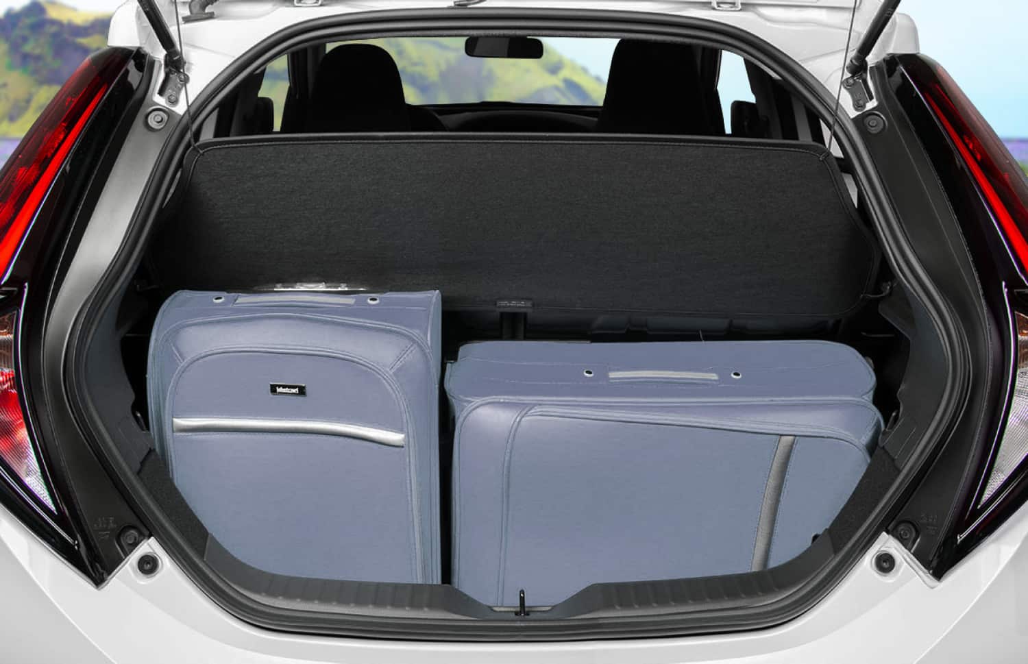 Toyota Aygo compatta grigio metallizzato con cambio manuale, perfetta per 4 passeggeri, ideale per la guida in città in Islanda.