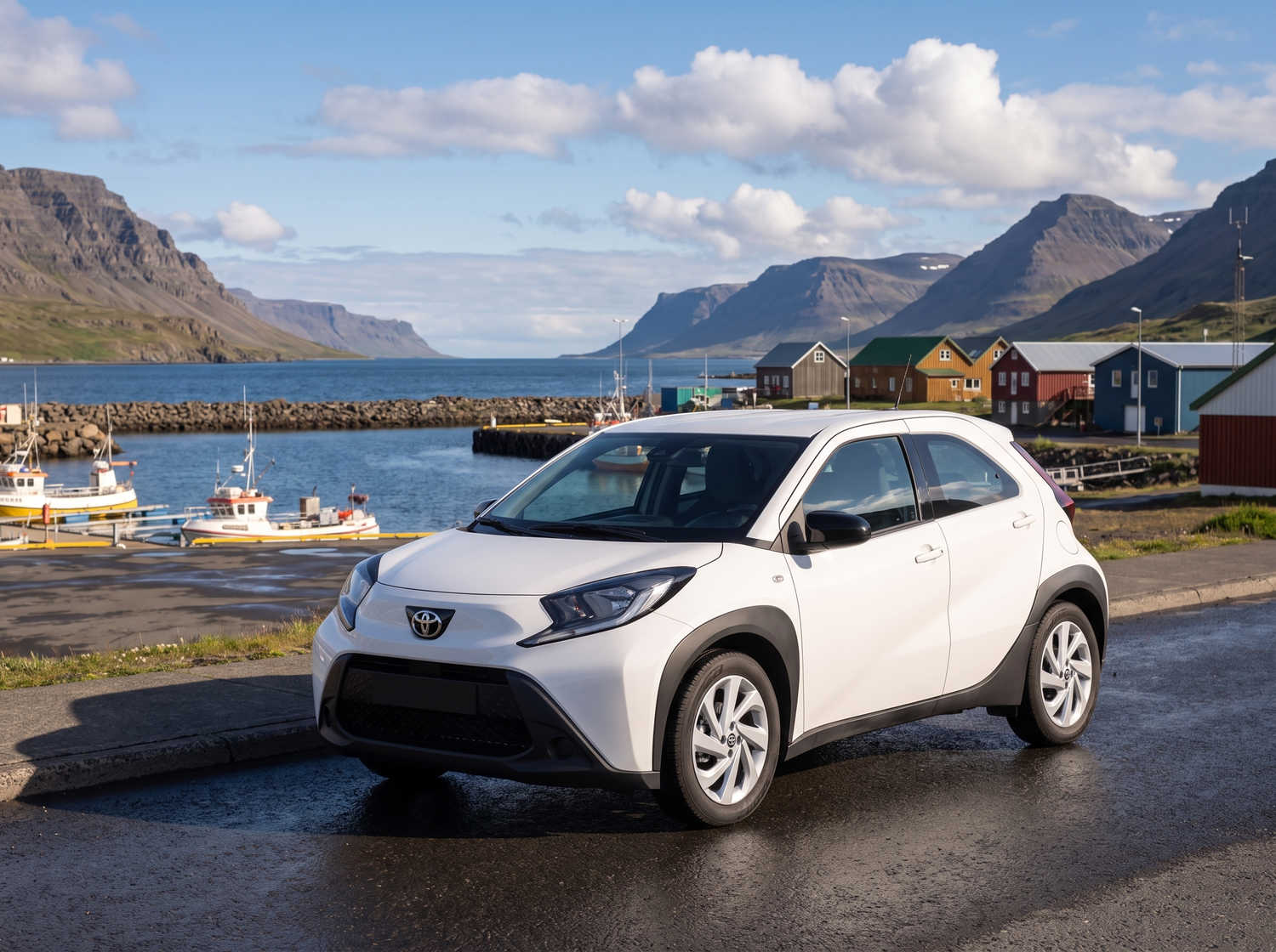 Toyota Aygo compatta grigio metallizzato con cambio manuale, perfetta per 4 passeggeri, ideale per la guida in città in Islanda.