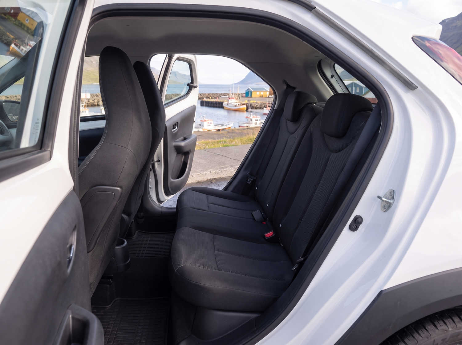 Toyota Aygo compatta grigio metallizzato con cambio manuale, perfetta per 4 passeggeri, ideale per la guida in città in Islanda.