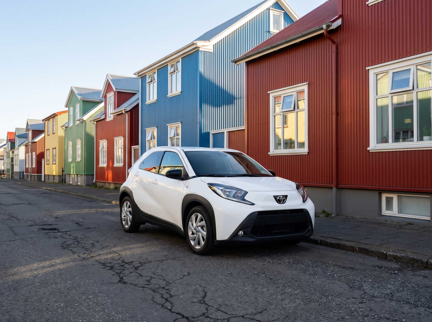 Toyota Aygo compatta grigio metallizzato con cambio manuale, perfetta per 4 passeggeri, ideale per la guida in città in Islanda.