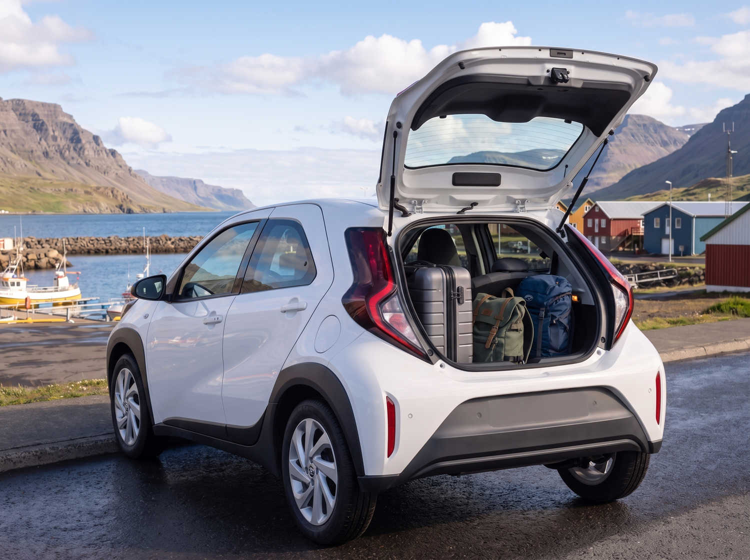Toyota Aygo compatta grigio metallizzato con cambio manuale, perfetta per 4 passeggeri, ideale per la guida in città in Islanda.