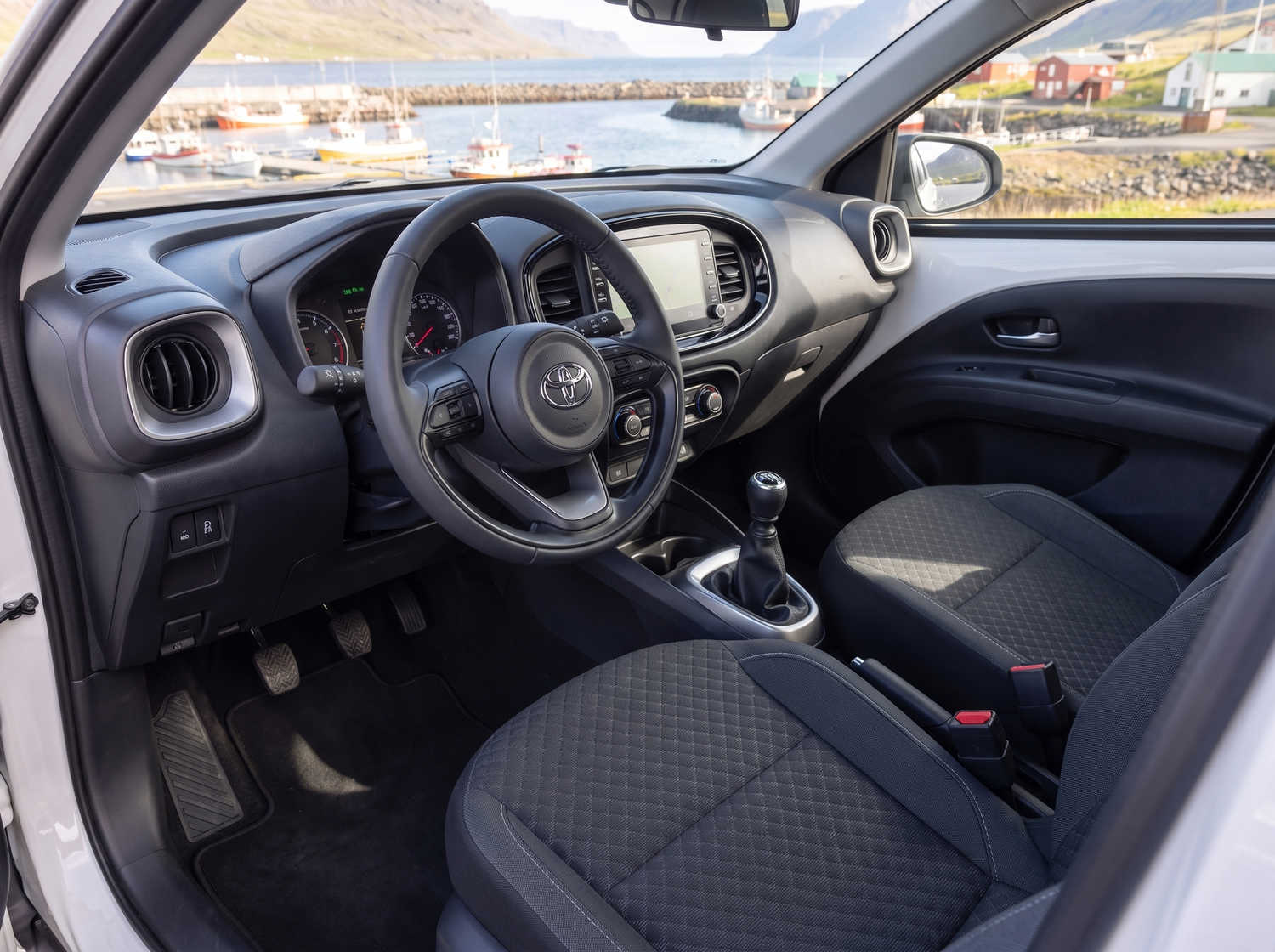 Toyota Aygo compatta grigio metallizzato con cambio manuale, perfetta per 4 passeggeri, ideale per la guida in città in Islanda.