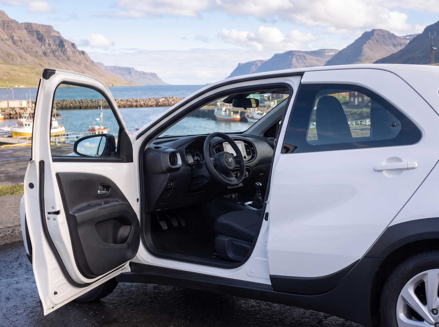 Toyota Aygo compatta grigio metallizzato con cambio manuale, perfetta per 4 passeggeri, ideale per la guida in città in Islanda.