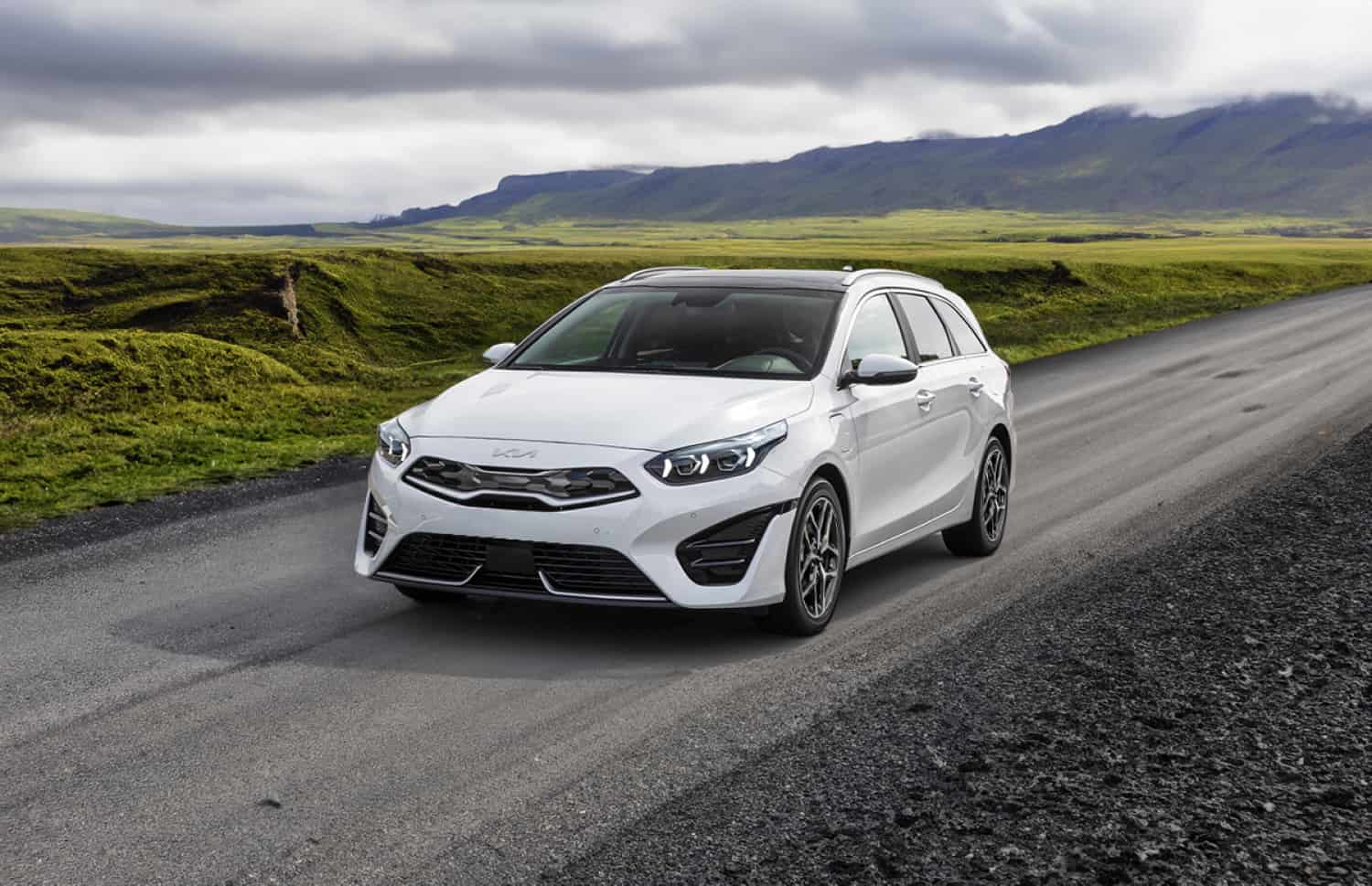 Kia Cee'd Sportswagon blu con cambio automatico, 5 posti, GPS, retrocamera e spazio per 4 bagagli, ideale per viaggi su strada in Islanda.
