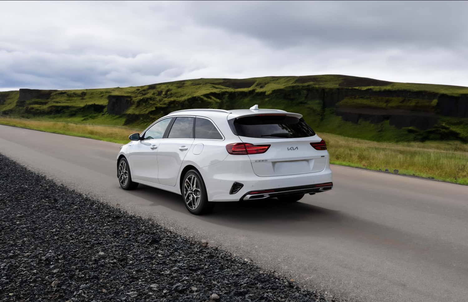 Kia Cee'd Sportswagon blu con cambio automatico, 5 posti, GPS, retrocamera e spazio per 4 bagagli, ideale per viaggi su strada in Islanda.
