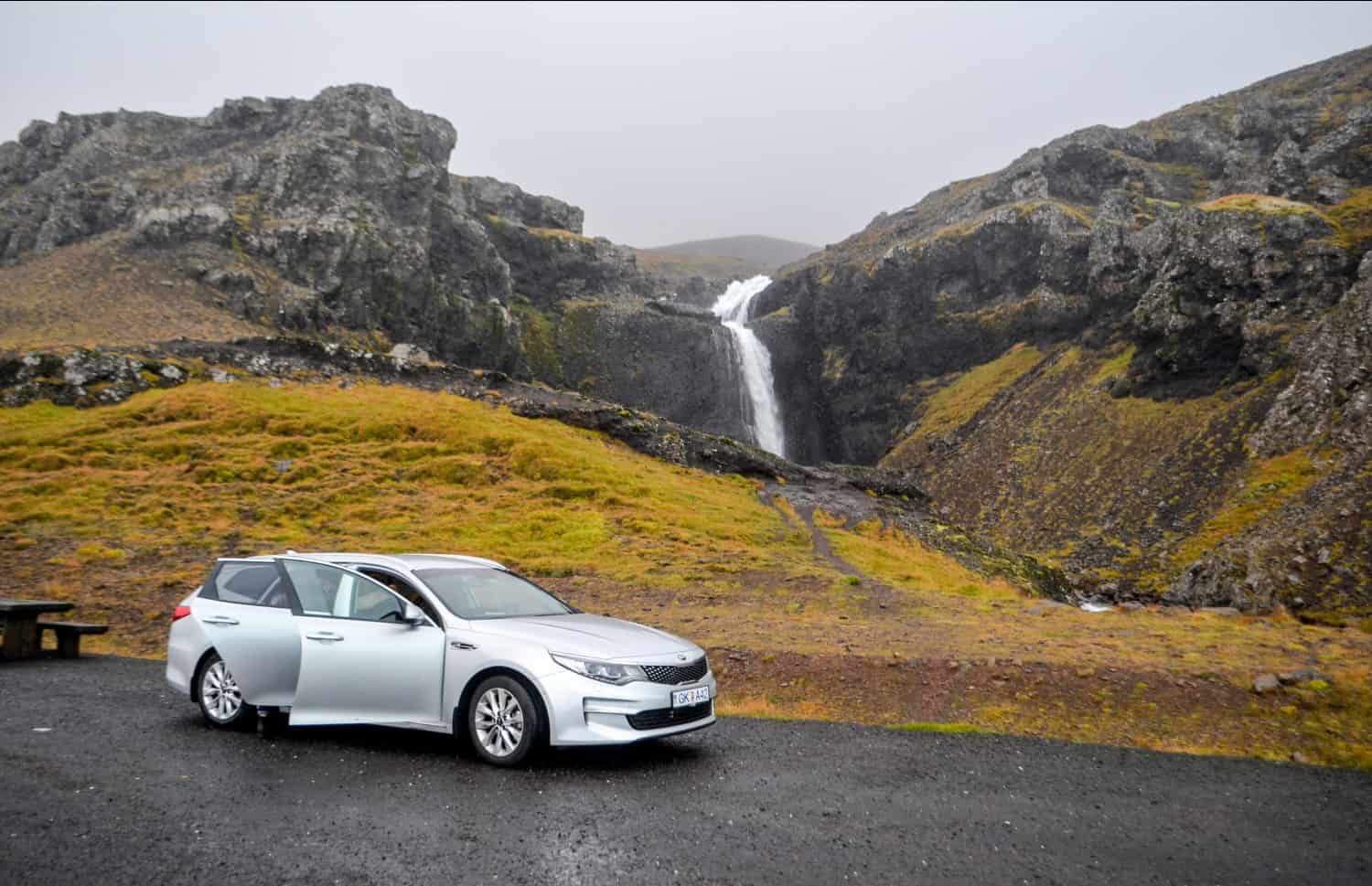 Kia Cee'd Sportswagon blu con cambio automatico, 5 posti, GPS, retrocamera e spazio per 4 bagagli, ideale per viaggi su strada in Islanda.