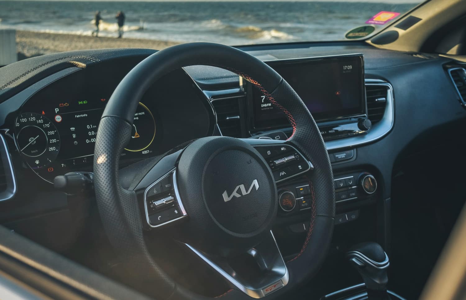 Kia Cee'd Sportswagon blu con cambio automatico, 5 posti, GPS, retrocamera e spazio per 4 bagagli, ideale per viaggi su strada in Islanda.