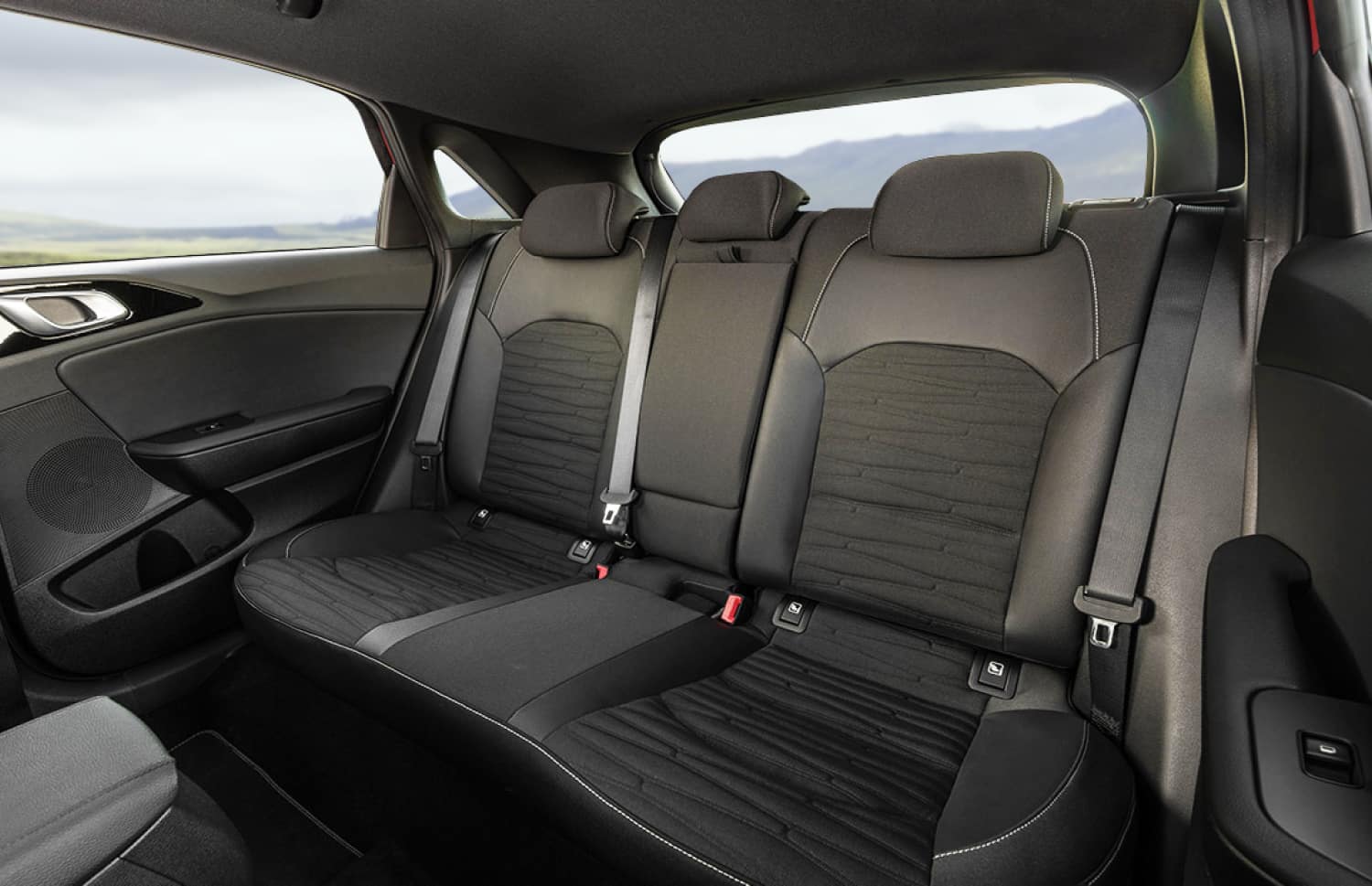 Kia Cee'd Sportswagon blu con cambio automatico, 5 posti, GPS, retrocamera e spazio per 4 bagagli, ideale per viaggi su strada in Islanda.
