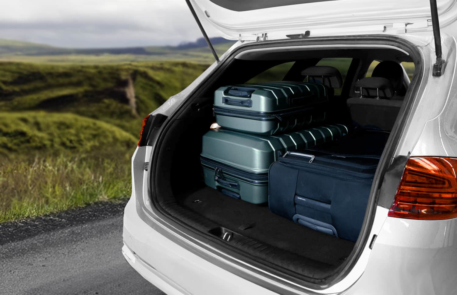 Kia Cee'd Sportswagon blu con cambio automatico, 5 posti, GPS, retrocamera e spazio per 4 bagagli, ideale per viaggi su strada in Islanda.