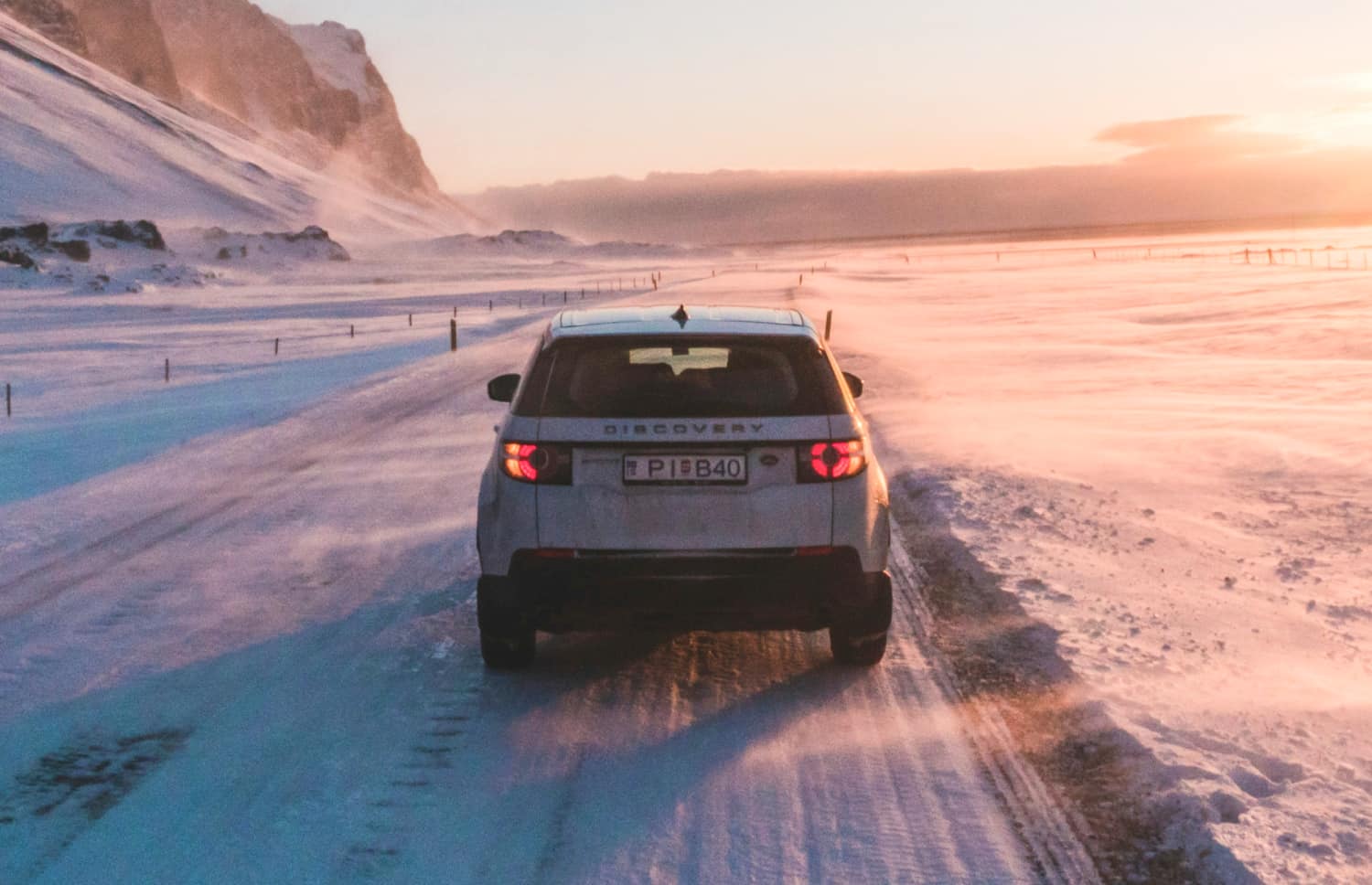 Land Rover Discovery Sport bianco, SUV 4x4 con cambio automatico, GPS, retrocamera e sedili riscaldati, ideale per 5 passeggeri in Islanda.