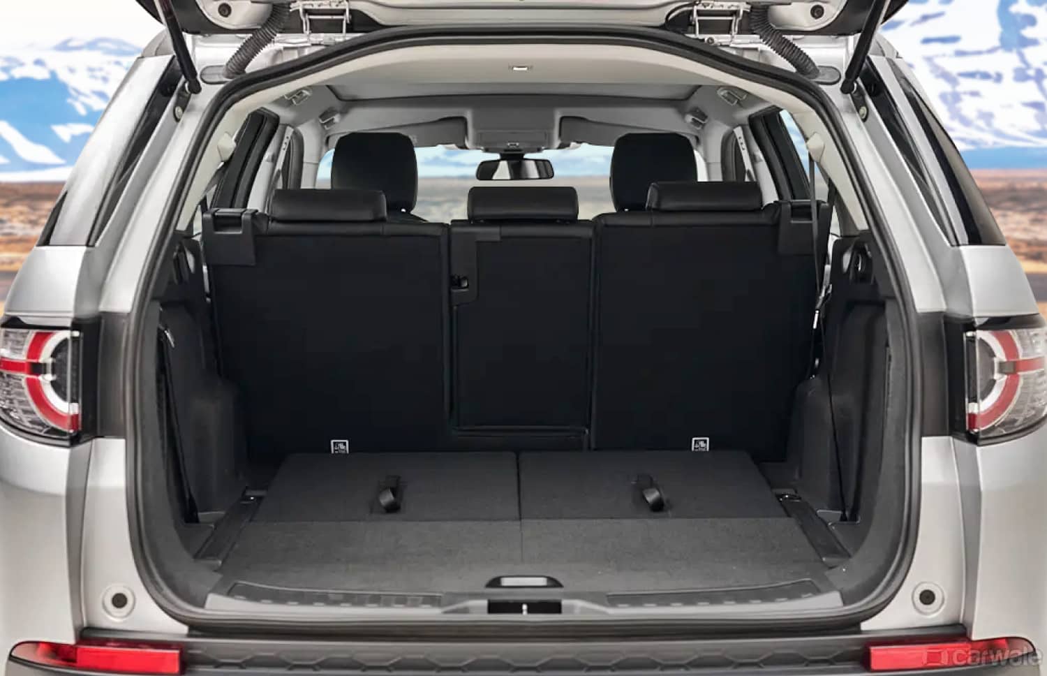 Land Rover Discovery Sport bianco, SUV 4x4 con cambio automatico, GPS, retrocamera e sedili riscaldati, ideale per 5 passeggeri in Islanda.