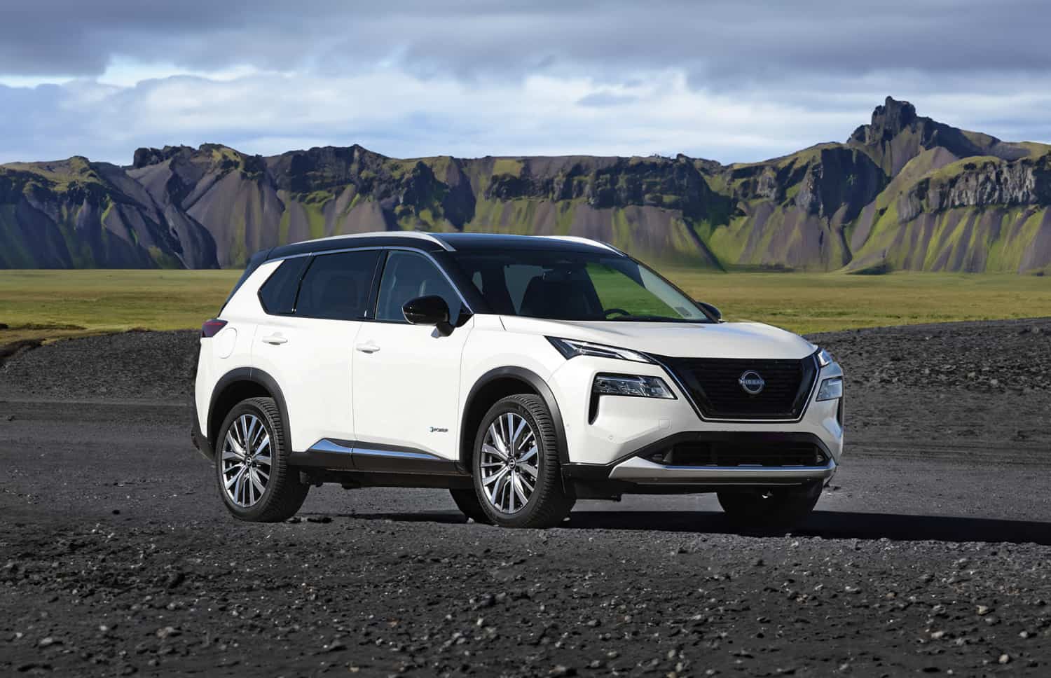 Nissan X-Trail. Perfetto per la guida off-road nei terreni accidentati dell’Islanda, questo SUV a noleggio offre caratteristiche di sicurezza e ampio spazio, ideale per lunghi viaggi lungo la strada ad anello e oltre.