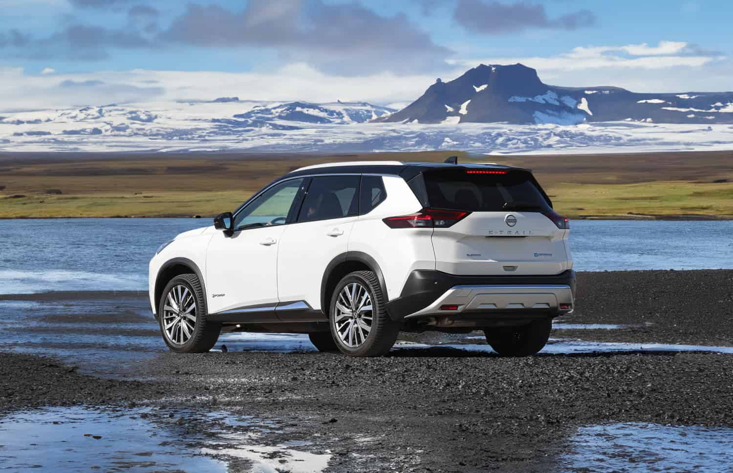 Nissan X-Trail. Perfetto per la guida off-road nei terreni accidentati dell’Islanda, questo SUV a noleggio offre caratteristiche di sicurezza e ampio spazio, ideale per lunghi viaggi lungo la strada ad anello e oltre.