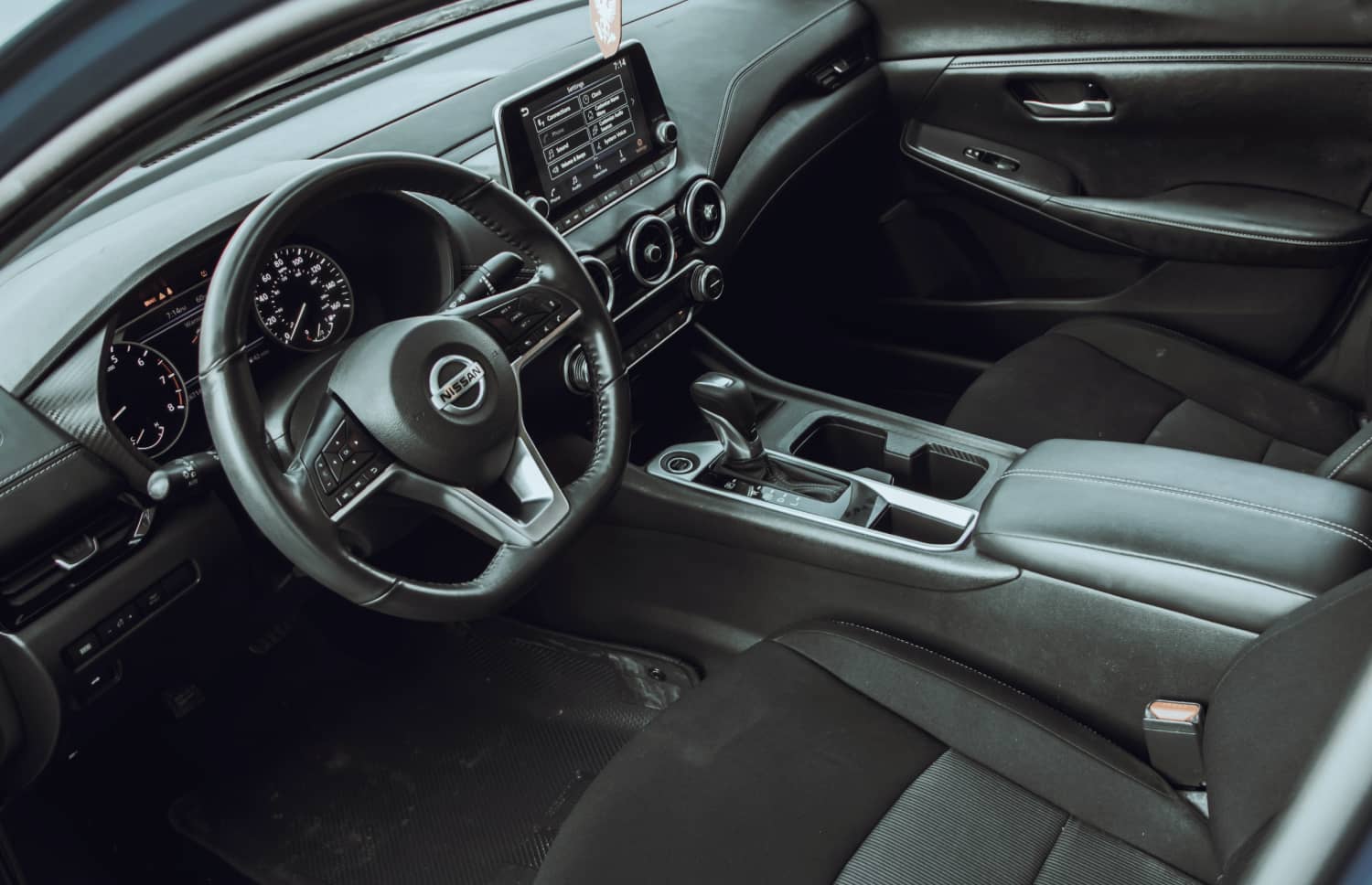 Nissan X-Trail. Perfetto per la guida off-road nei terreni accidentati dell’Islanda, questo SUV a noleggio offre caratteristiche di sicurezza e ampio spazio, ideale per lunghi viaggi lungo la strada ad anello e oltre.