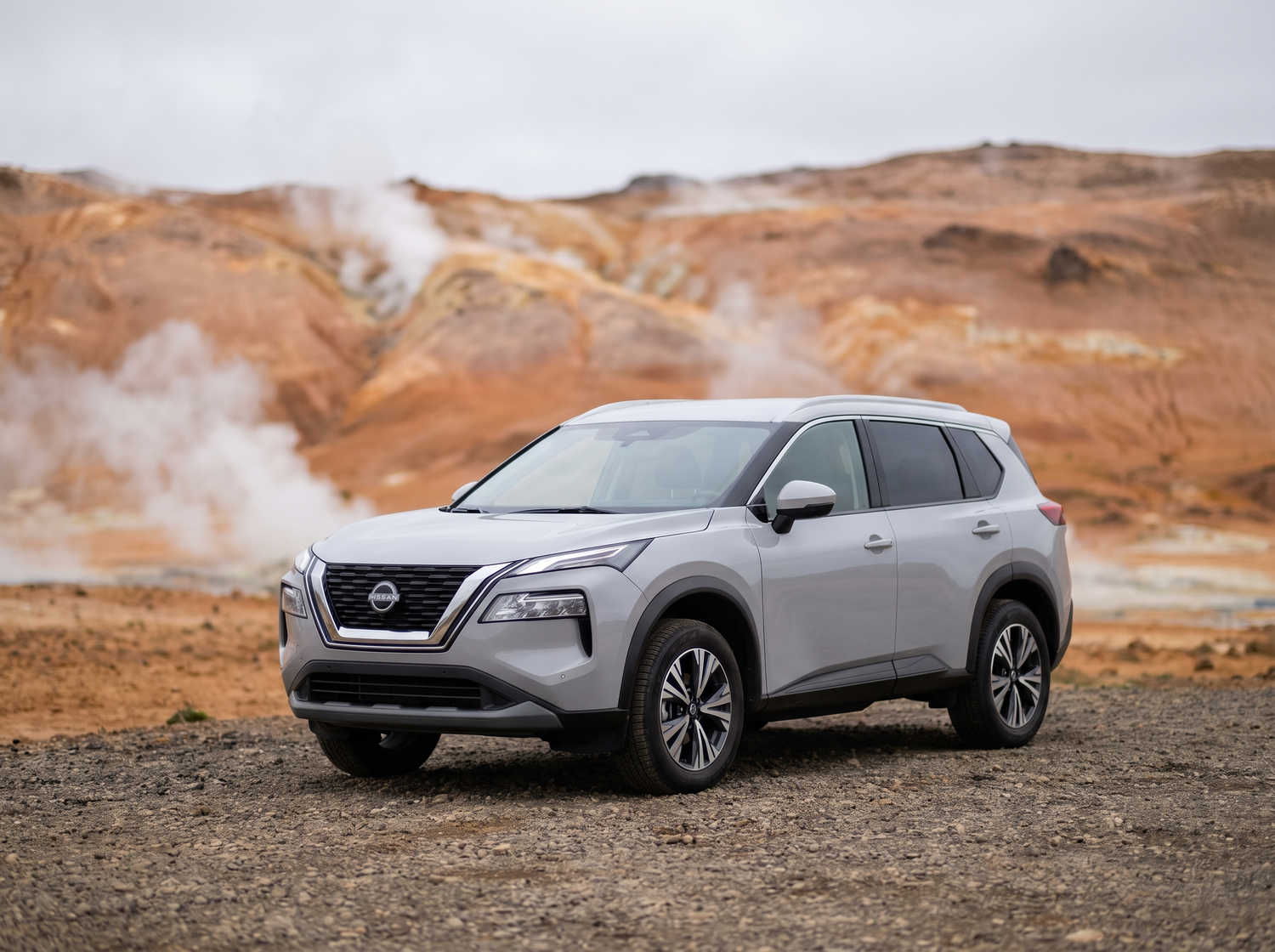 Nissan X-Trail. Perfetto per la guida off-road nei terreni accidentati dell’Islanda, questo SUV a noleggio offre caratteristiche di sicurezza e ampio spazio, ideale per lunghi viaggi lungo la strada ad anello e oltre.