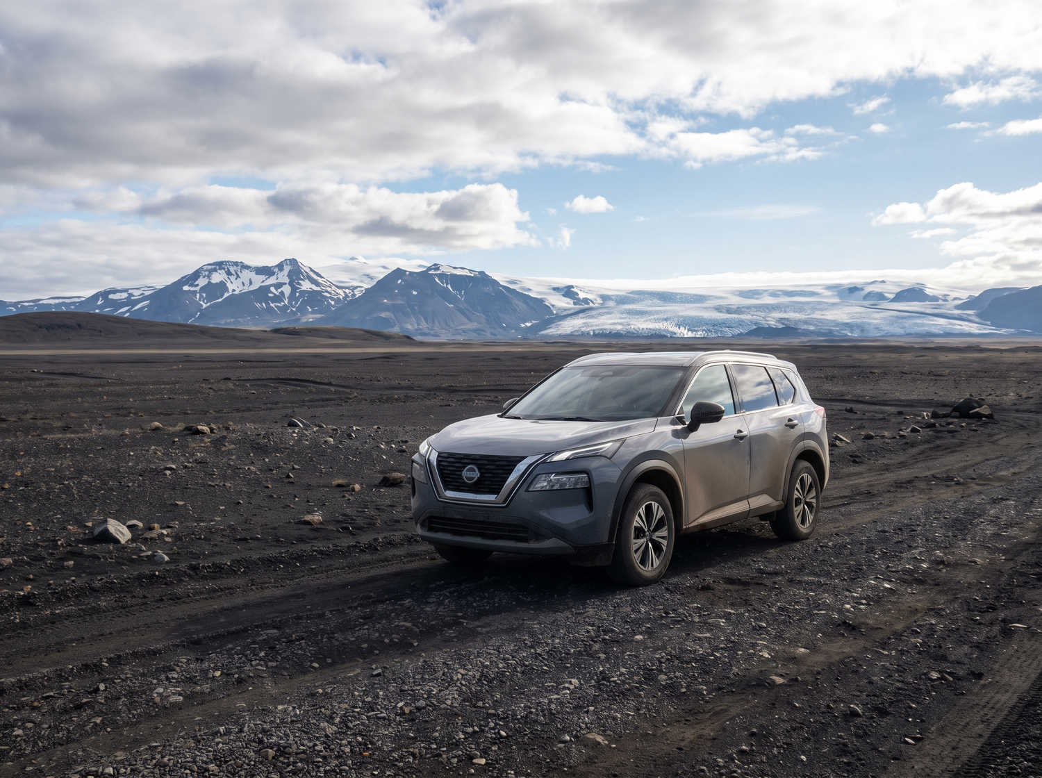 Nissan X-Trail. Perfetto per la guida off-road nei terreni accidentati dell’Islanda, questo SUV a noleggio offre caratteristiche di sicurezza e ampio spazio, ideale per lunghi viaggi lungo la strada ad anello e oltre.