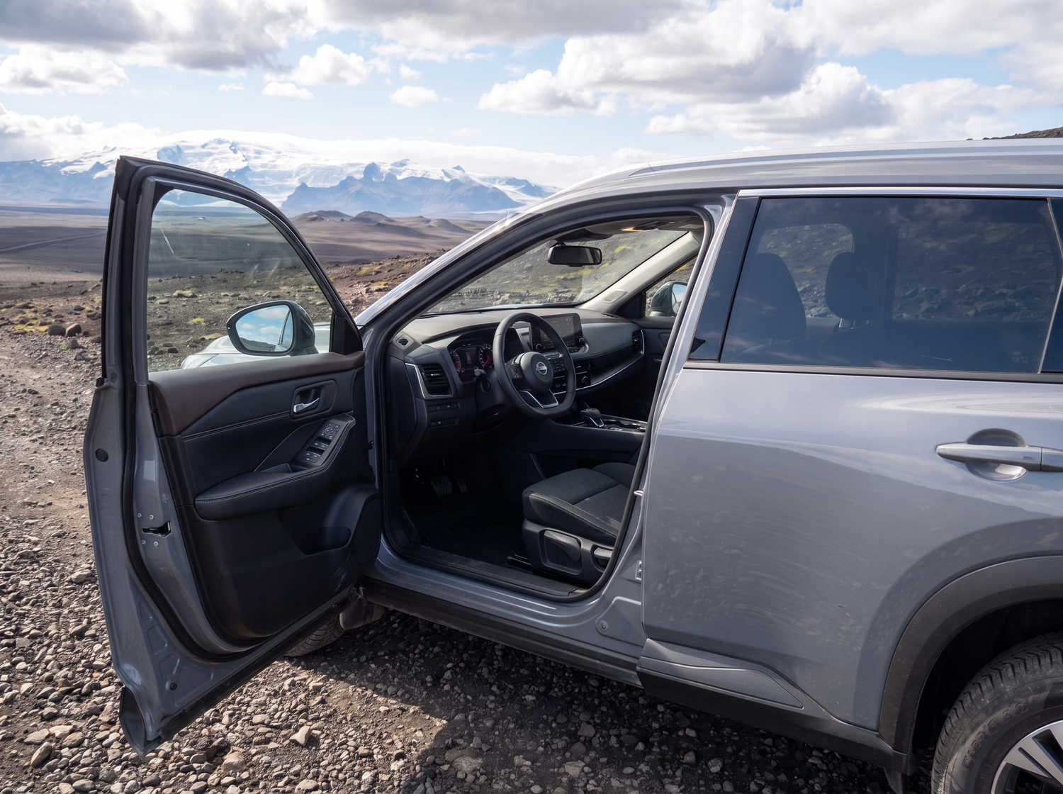 Nissan X-Trail. Perfetto per la guida off-road nei terreni accidentati dell’Islanda, questo SUV a noleggio offre caratteristiche di sicurezza e ampio spazio, ideale per lunghi viaggi lungo la strada ad anello e oltre.