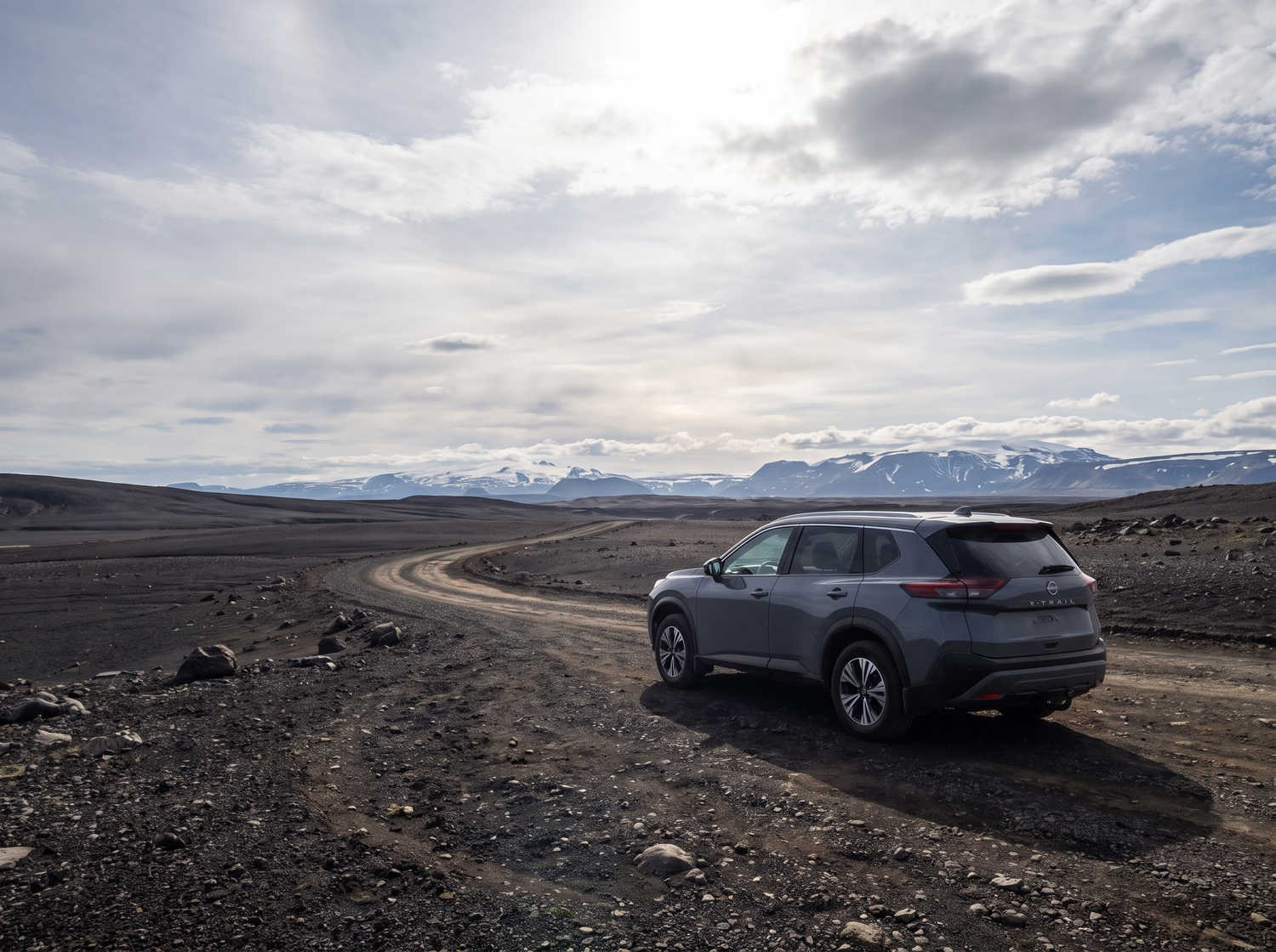 Nissan X-Trail. Perfetto per la guida off-road nei terreni accidentati dell’Islanda, questo SUV a noleggio offre caratteristiche di sicurezza e ampio spazio, ideale per lunghi viaggi lungo la strada ad anello e oltre.
