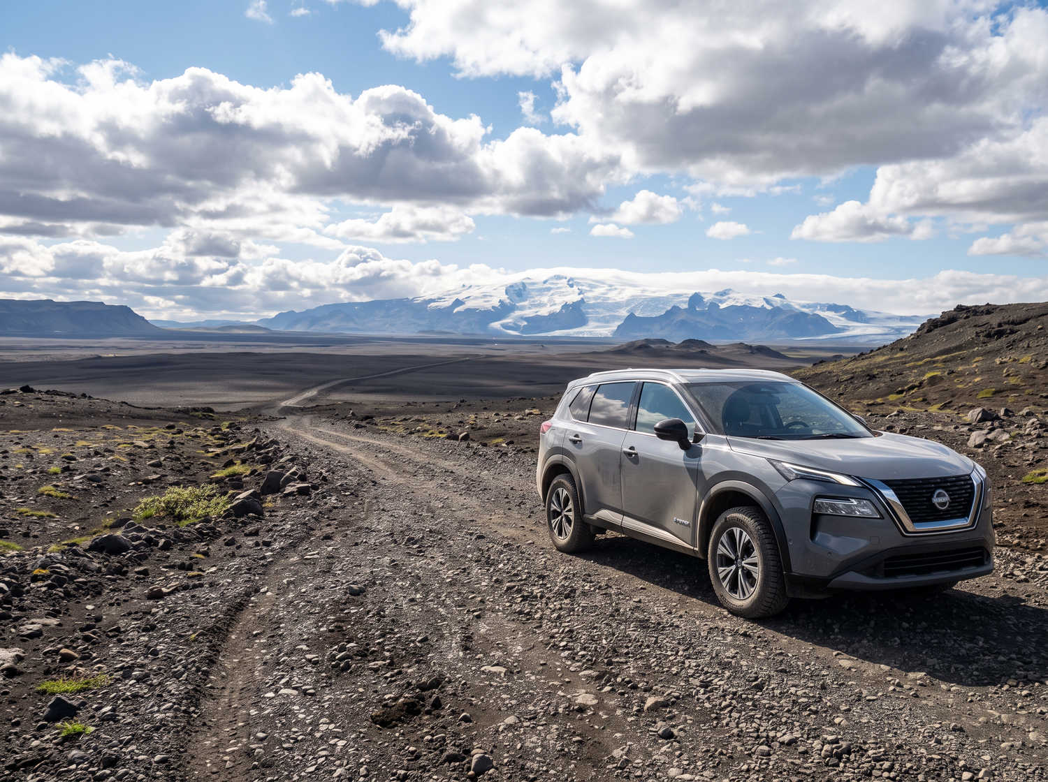 Nissan X-Trail. Perfetto per la guida off-road nei terreni accidentati dell’Islanda, questo SUV a noleggio offre caratteristiche di sicurezza e ampio spazio, ideale per lunghi viaggi lungo la strada ad anello e oltre.