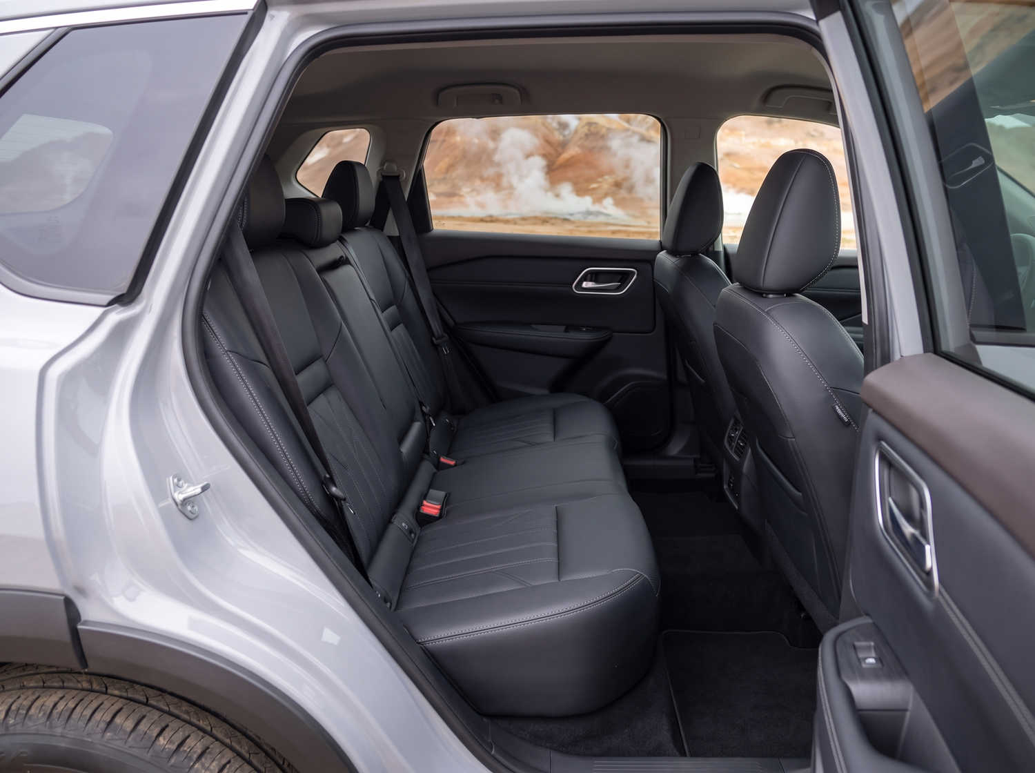 Nissan X-Trail. Perfetto per la guida off-road nei terreni accidentati dell’Islanda, questo SUV a noleggio offre caratteristiche di sicurezza e ampio spazio, ideale per lunghi viaggi lungo la strada ad anello e oltre.