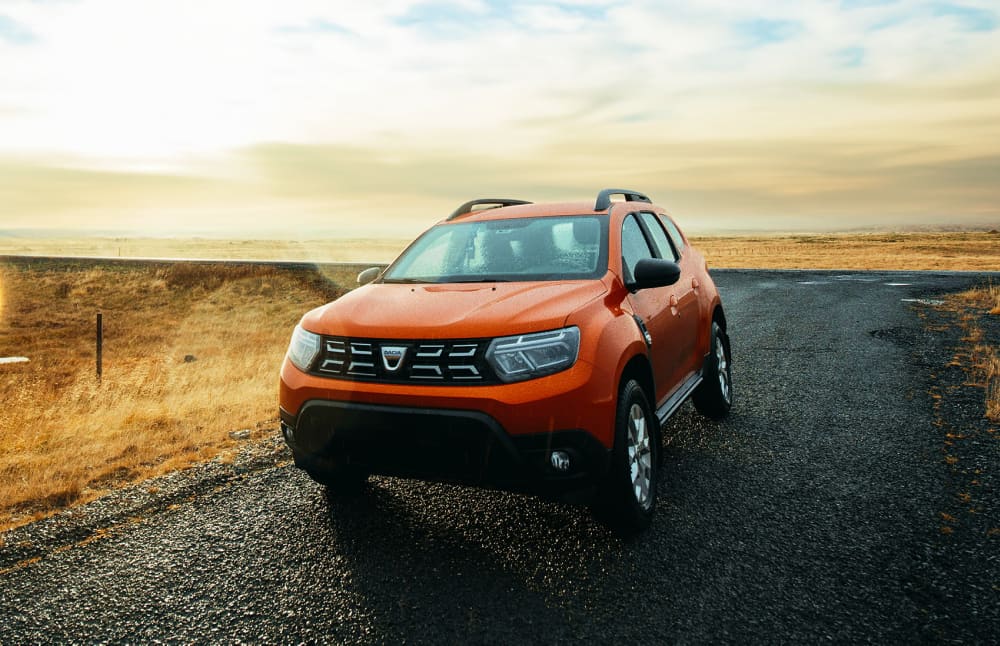 Dacia Duster usato. Un veicolo a noleggio 4x4 affidabile in Islanda, perfetto per la guida off-road sulle strade F islandesi, con chilometraggio illimitato per esplorare terreni difficili.